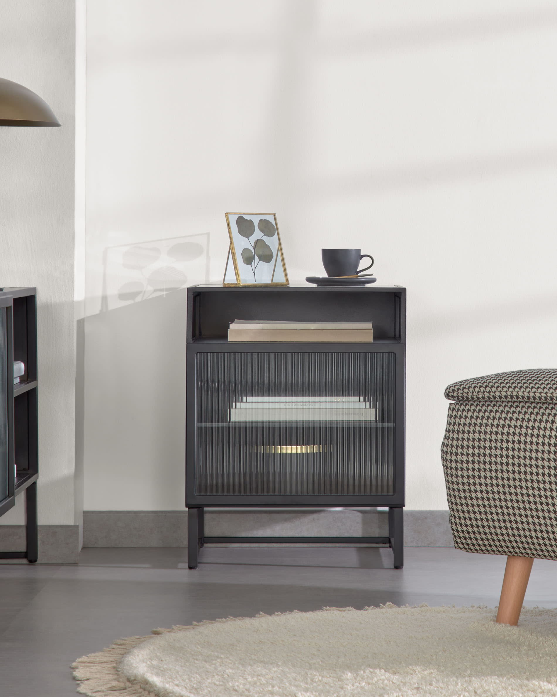 Moderner Nachttisch aus Stahl mit schwarzem Finish, 45x58 cm, von Kave Home. Stilvolles Design für jedes Schlafzimmer.