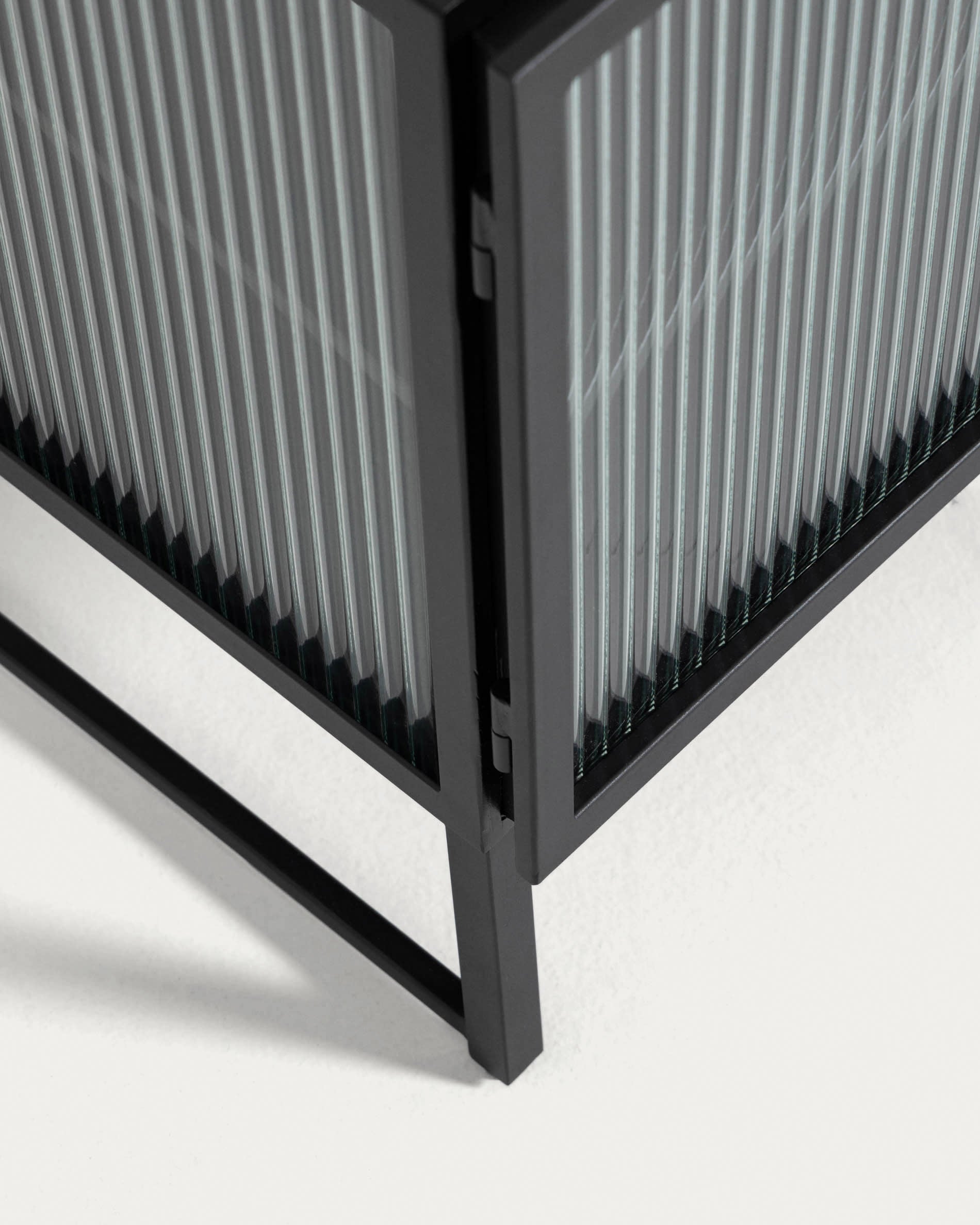 Eleganter TV-Schrank aus schwarzem Stahl, 180x58 cm, mit 2 Türen. Perfekt für moderne Wohnräume, von Kave Home entworfen.