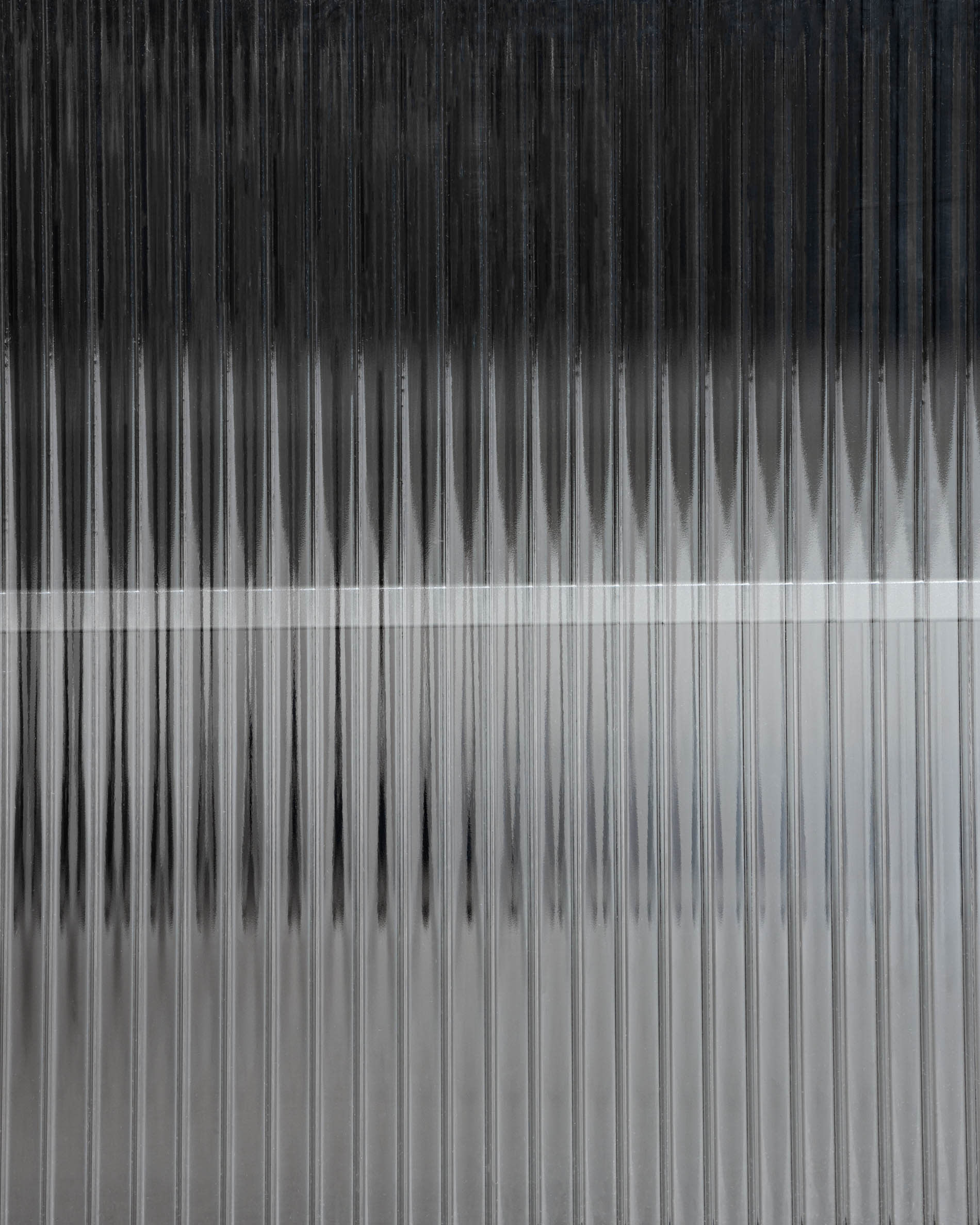 Moderner TV-Schrank aus schwarzem Stahl, 180x58 cm, mit 2 Türen. Stilvolles Design von Kave Home für zeitgemäße Wohnräume.