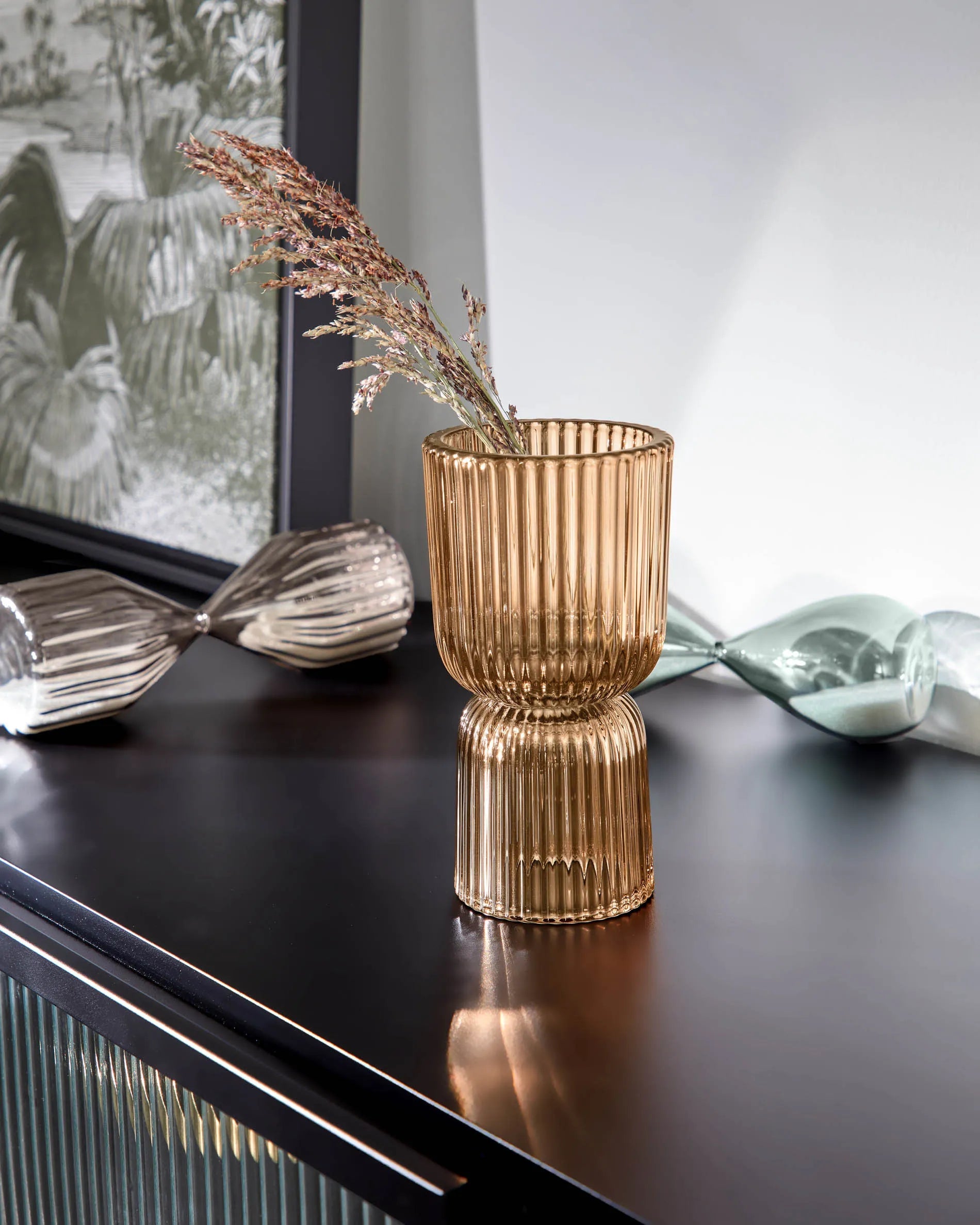 Moderner TV-Schrank aus schwarzem Stahl, 180x58 cm, mit 2 Türen. Stilvolles Design von Kave Home für zeitgemäße Wohnräume.