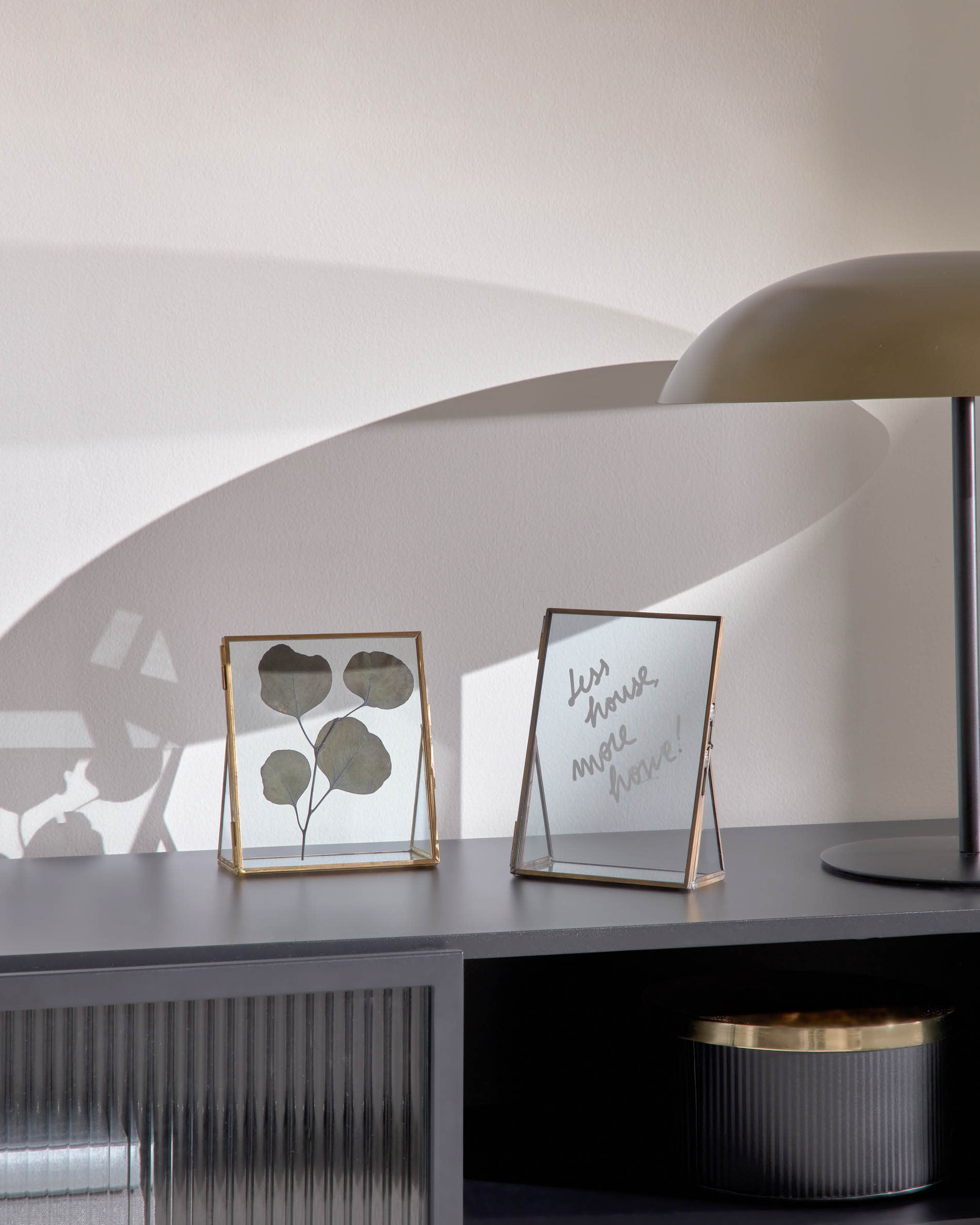 Moderner TV-Schrank aus schwarzem Stahl, 2 Türen, Maße 180x58 cm, von Kave Home. Stilvoll und funktional für Ihr Zuhause.