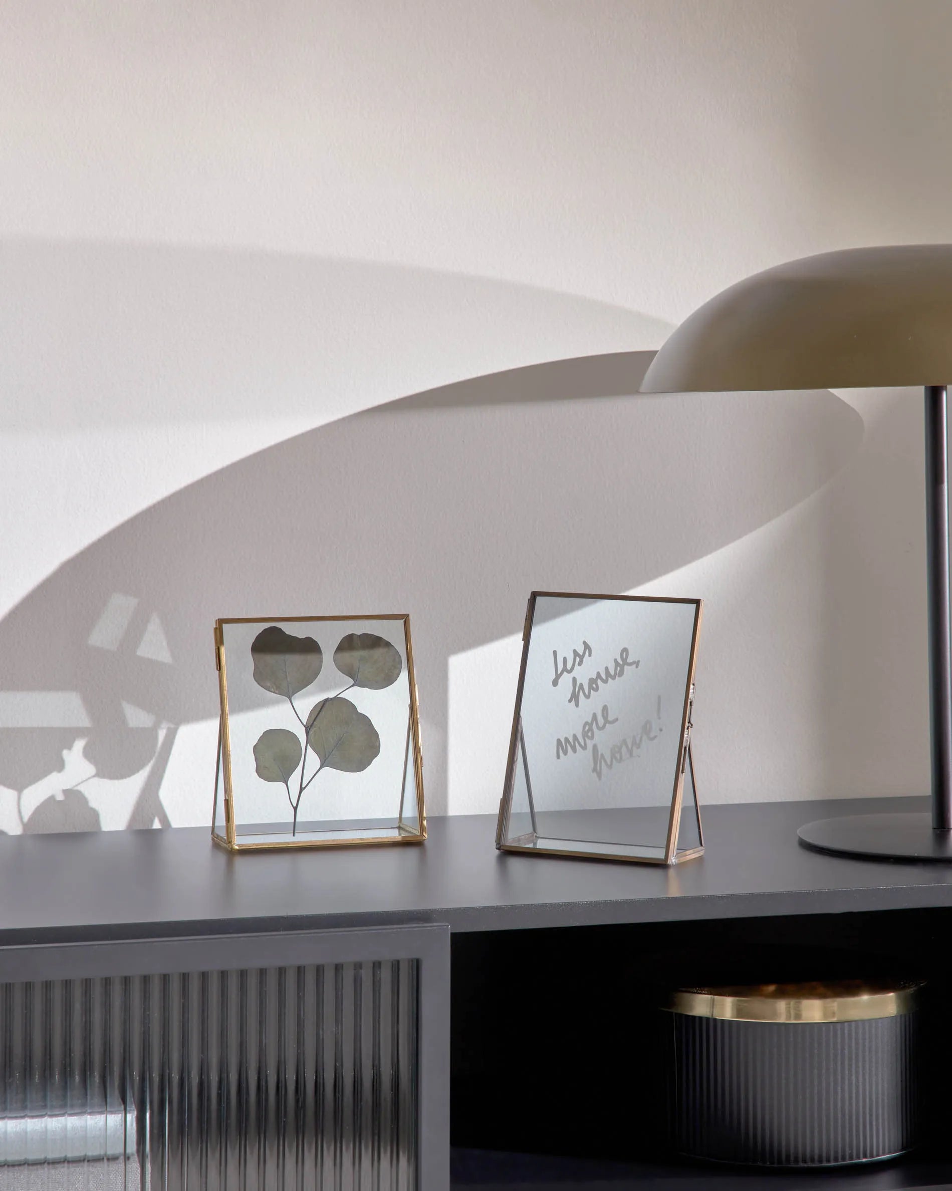 Moderner TV-Schrank aus schwarzem Stahl, 180x58 cm, mit 2 Türen. Stilvolles Design von Kave Home für zeitgemäße Wohnräume.