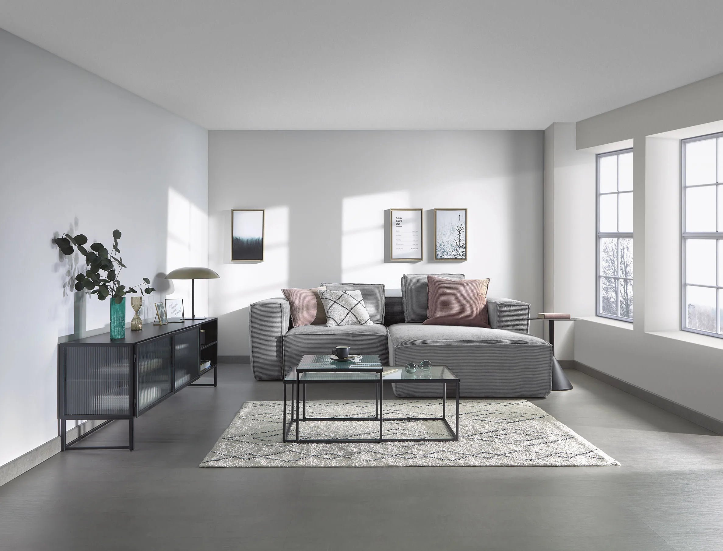 Moderner TV-Schrank aus schwarzem Stahl, 180x58 cm, mit 2 Türen. Stilvolles Design von Kave Home für zeitgemäße Wohnräume.