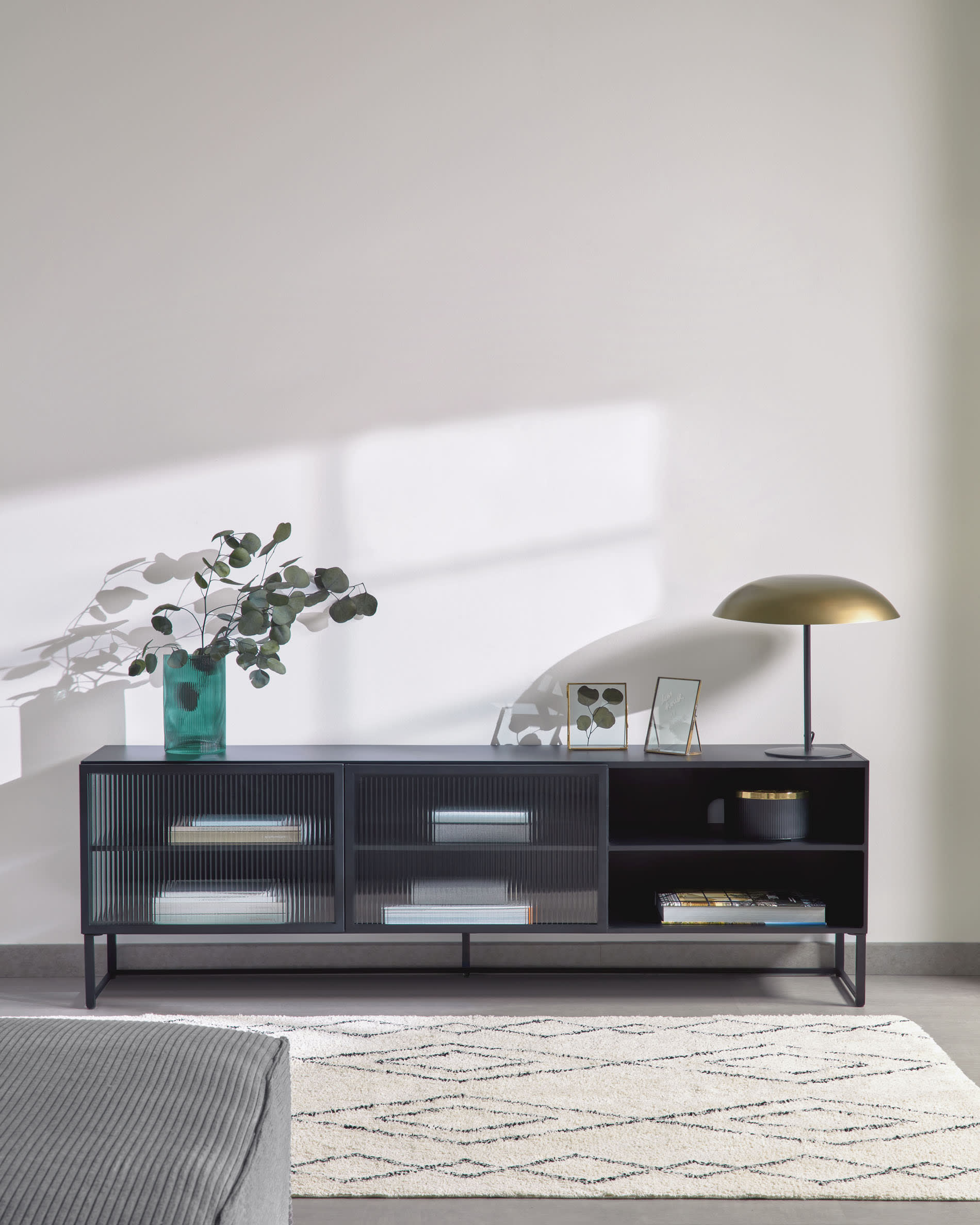 Eleganter TV-Schrank aus schwarzem Stahl, 180x58 cm, mit 2 Türen. Perfekt für moderne Wohnräume, von Kave Home entworfen.