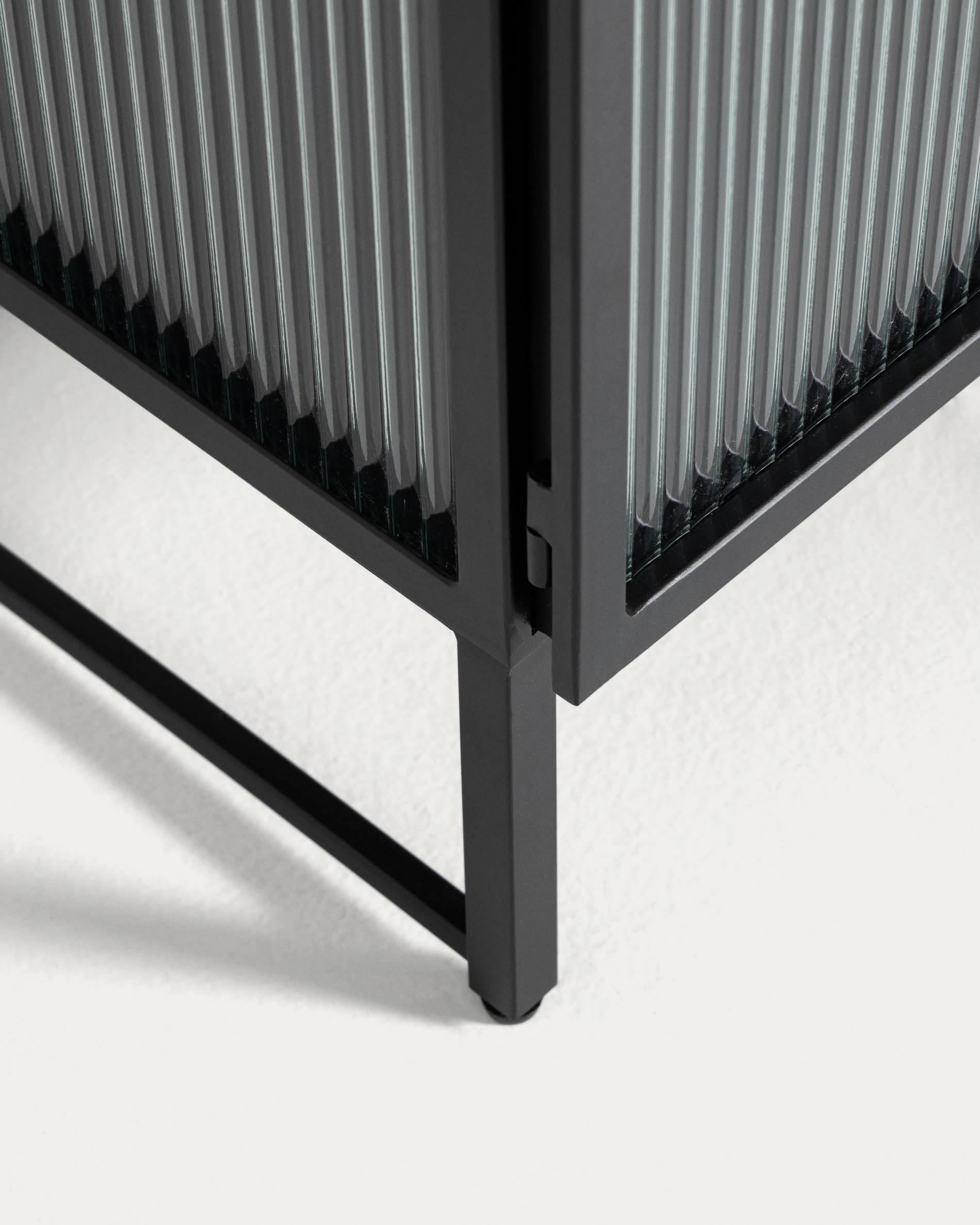 Die Trixie Vitrine von Kave Home, 70x143 cm, aus schwarzem Stahl, bietet stilvolle Aufbewahrung mit modernem, industriellem Charme.
