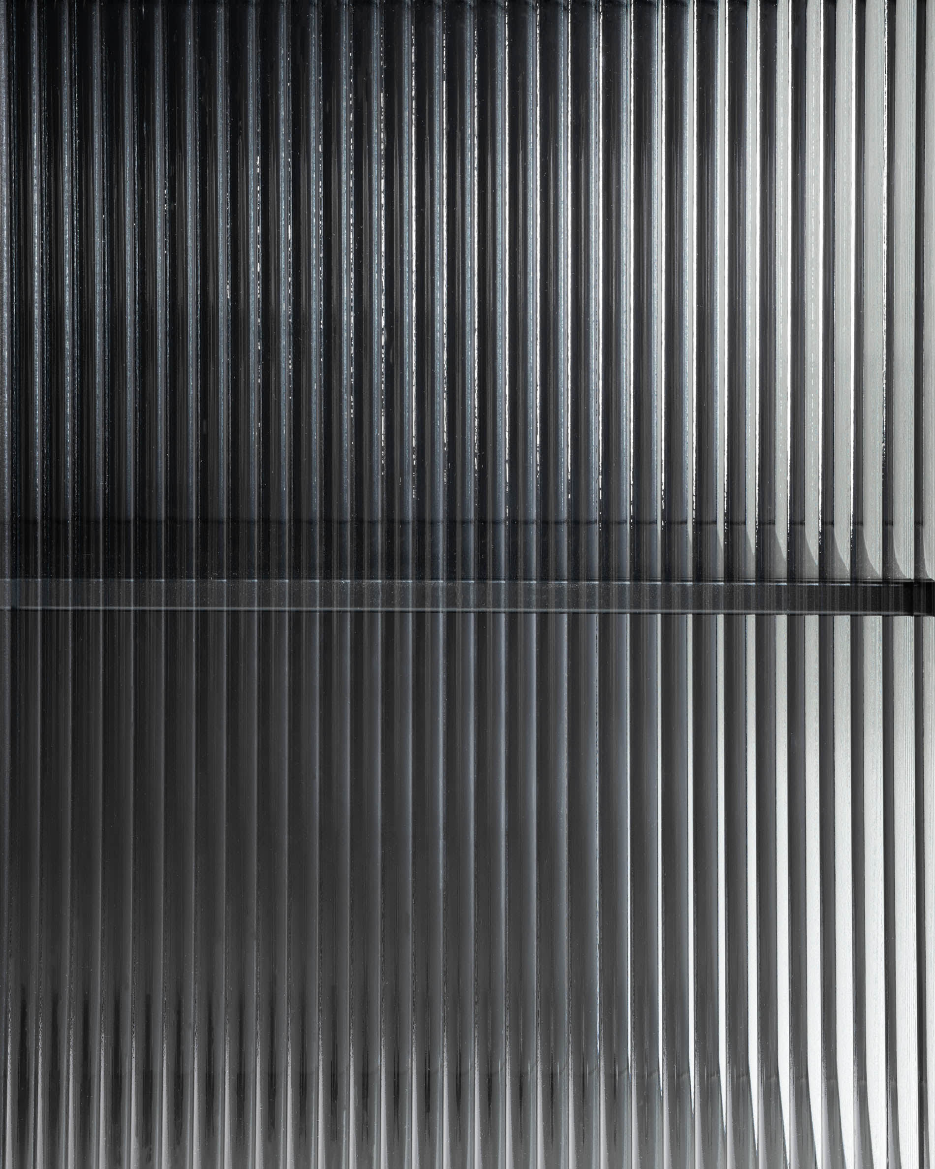 Die Trixie Vitrine von Kave Home, 70x143 cm, aus schwarzem Stahl, kombiniert modernes Design mit praktischer Aufbewahrung.