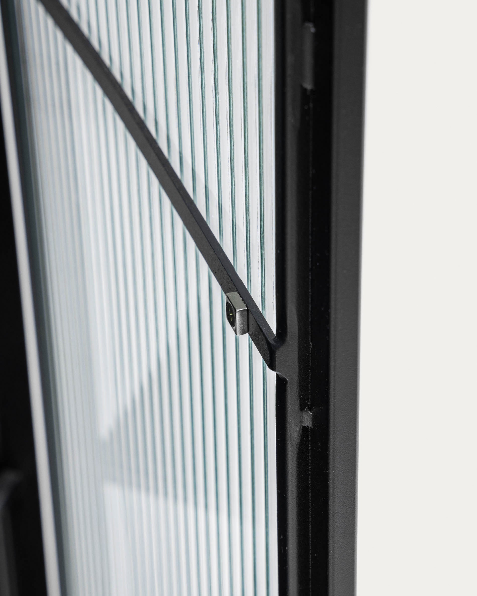 Die Trixie Vitrine von Kave Home, 70x143 cm, aus schwarzem Stahl, bietet stilvolle Aufbewahrung mit modernem, industriellem Charme.