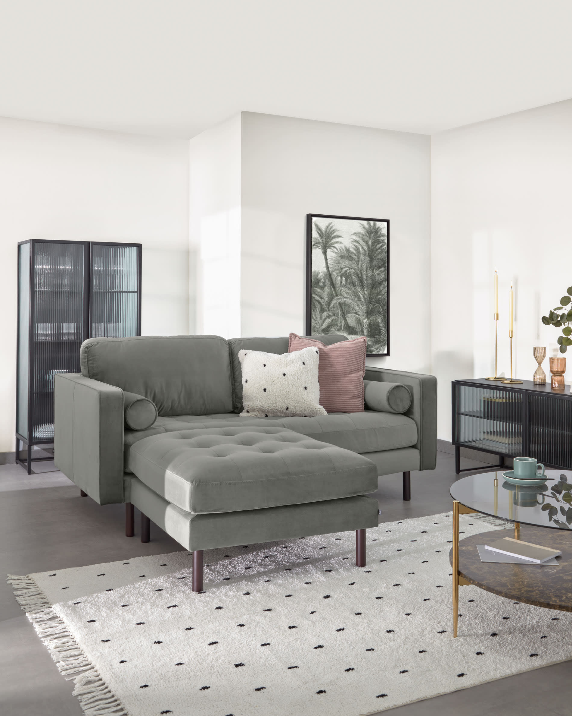 Die Trixie Vitrine aus schwarzem Stahl (70x143 cm) von Kave Home bietet stilvolle Aufbewahrung mit modernem Design.