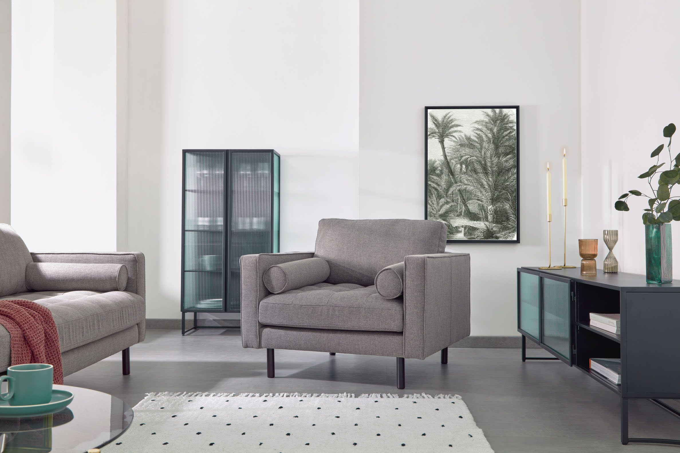 Die Trixie Vitrine aus schwarzem Stahl (70x143 cm) von Kave Home bietet stilvolle Aufbewahrung mit modernem Design.