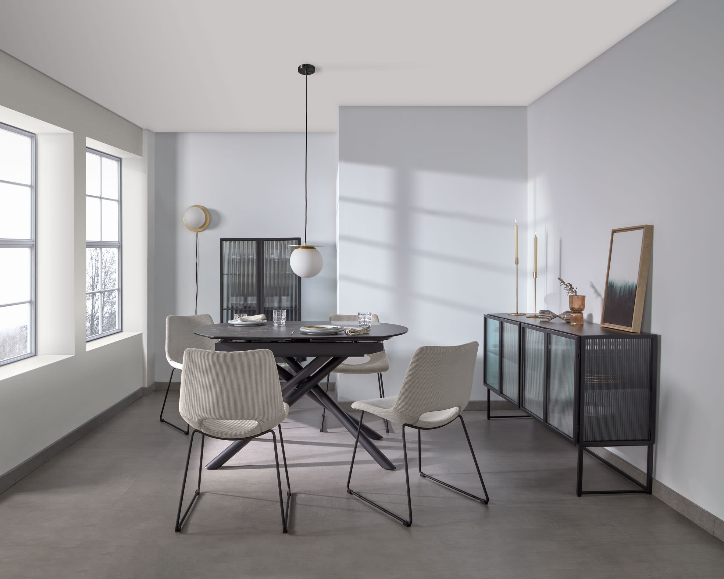 Die Trixie Vitrine von Kave Home aus schwarzem Stahl (70x143 cm) kombiniert modernes Design mit praktischer Aufbewahrung.