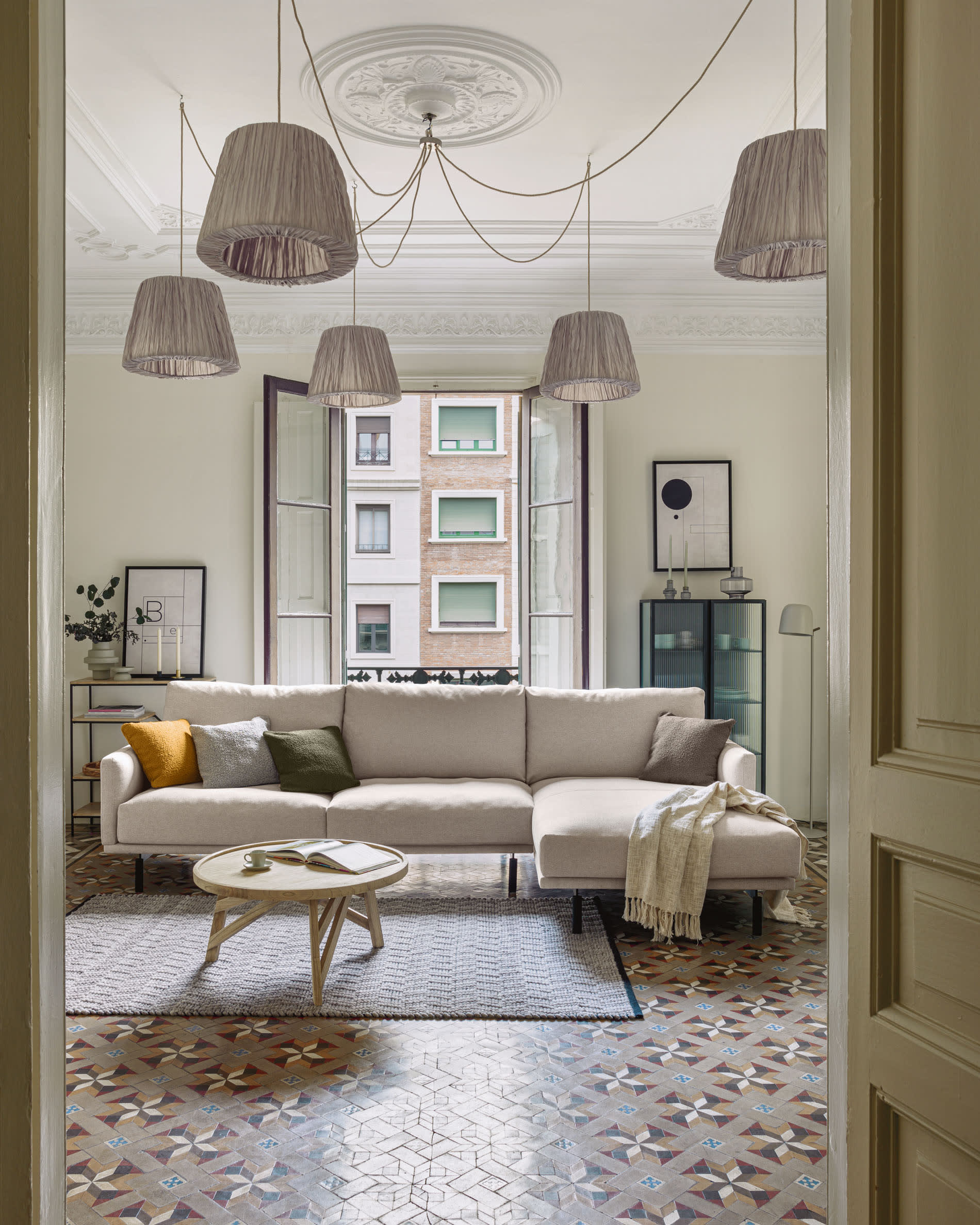 Die Trixie Vitrine von Kave Home aus schwarzem Stahl (70x143 cm) bietet stilvolle Aufbewahrung mit modernem, industriellem Design.