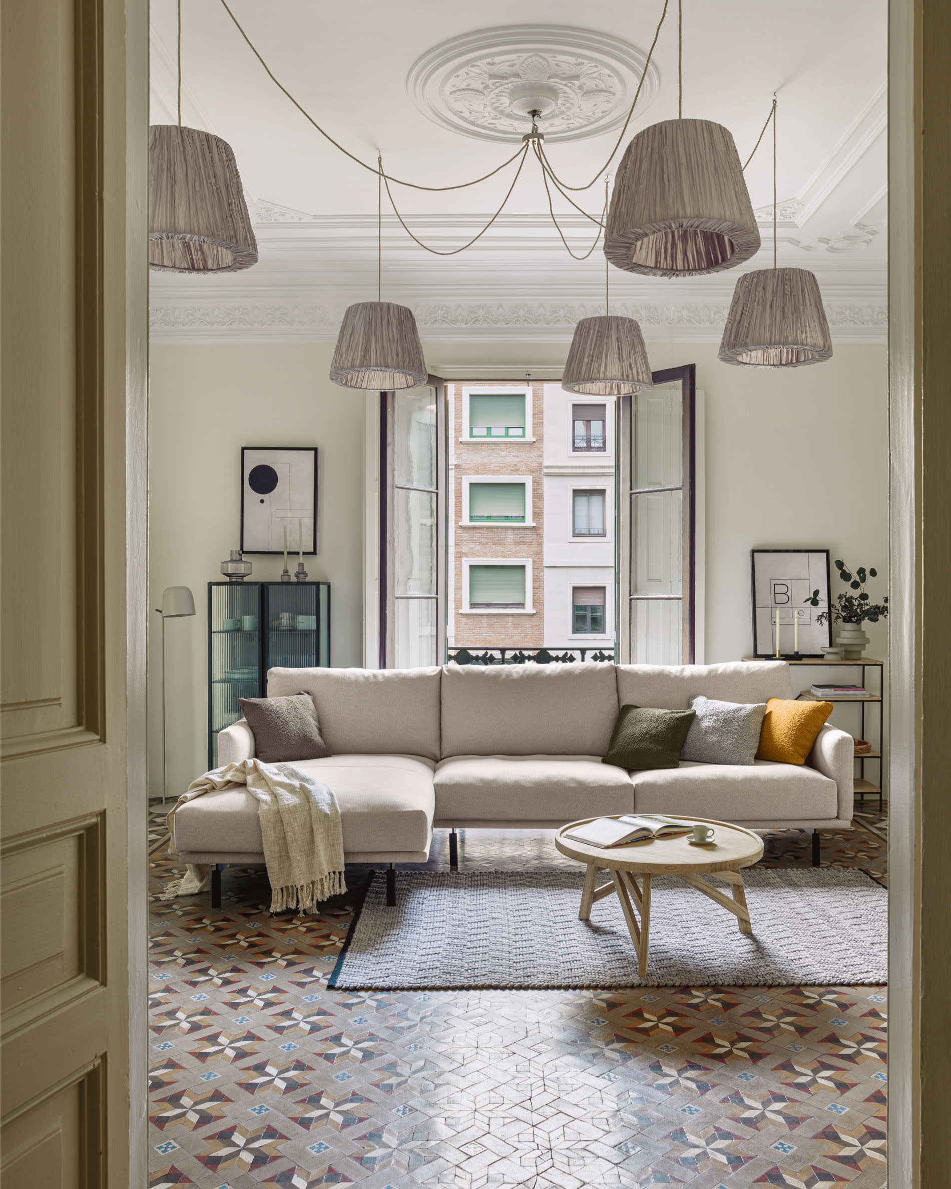 Die Trixie Vitrine von Kave Home, 70x143 cm, aus schwarzem Stahl, bietet stilvolle Aufbewahrung mit modernem, industriellem Charme.