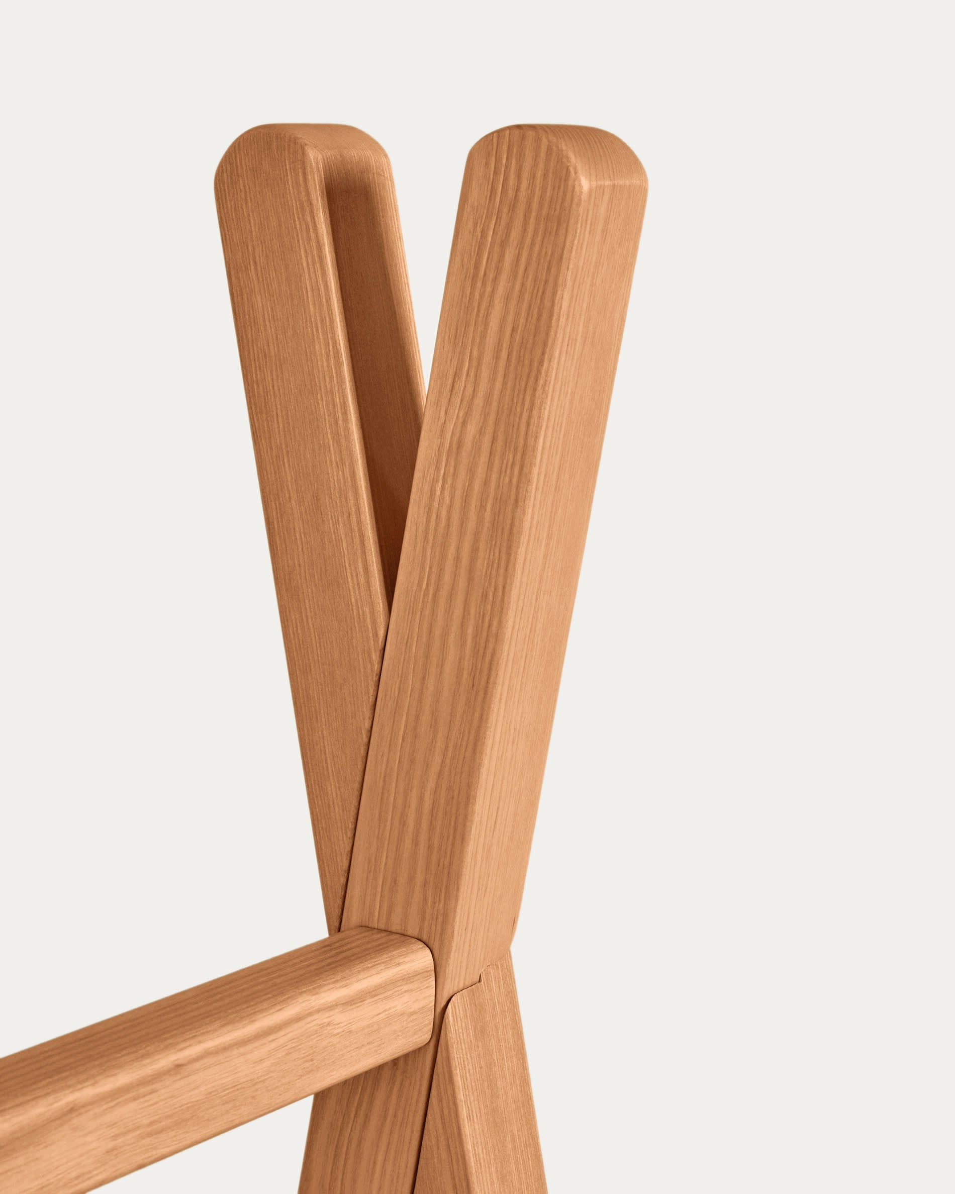 Entdecken Sie den Maralis Tipi-Kleiderständer aus massivem Buchenholz (148 x 50 cm) – ein elegantes und praktisches Möbelstück für jedes Kinderzimmer.