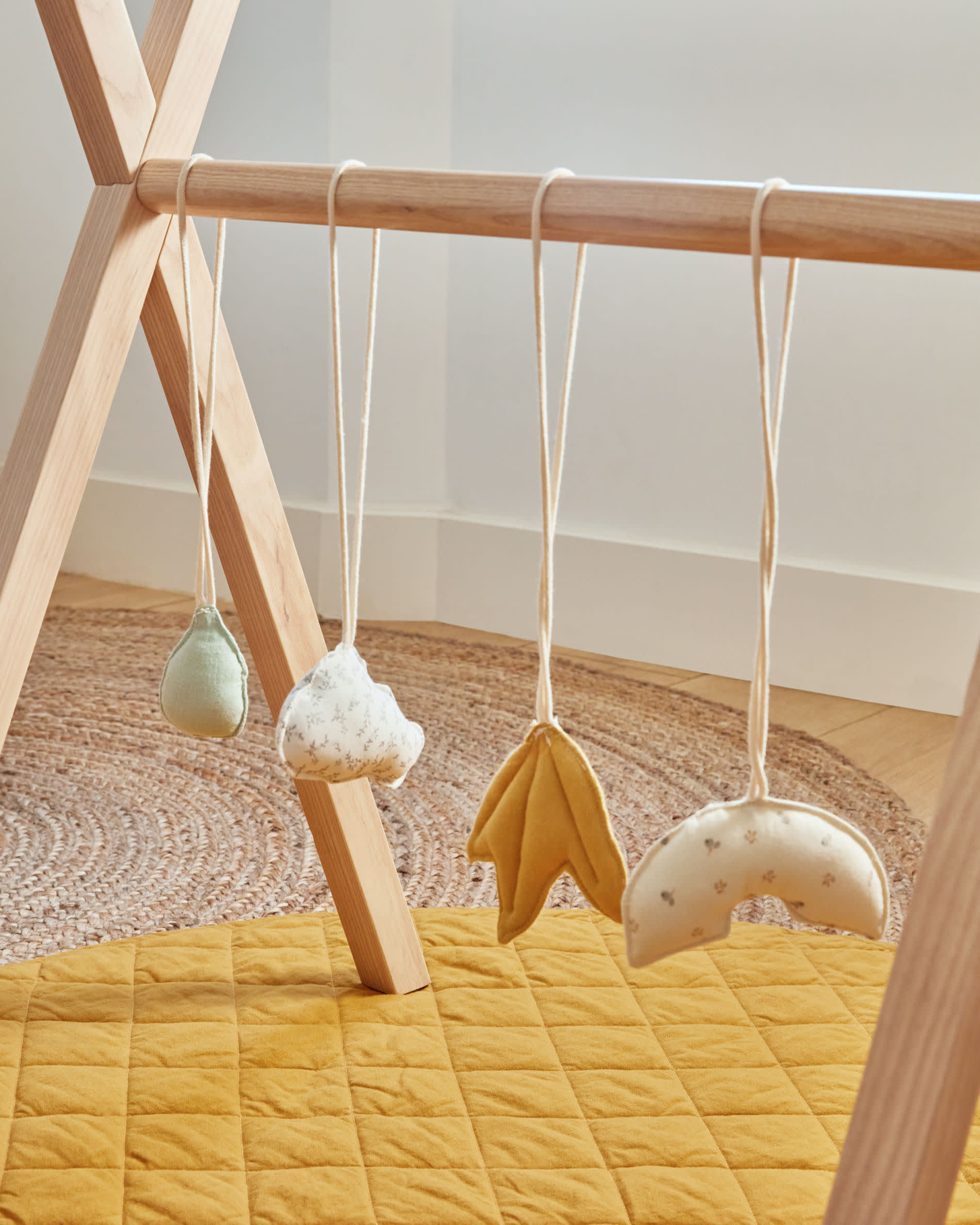 Entdecken Sie den Babytrainer Tipi Maralis aus massivem Buchenholz – ein stilvolles, sicheres Spielzeug, das die Neugier und motorischen Fähigkeiten Ihres Kindes fördert.