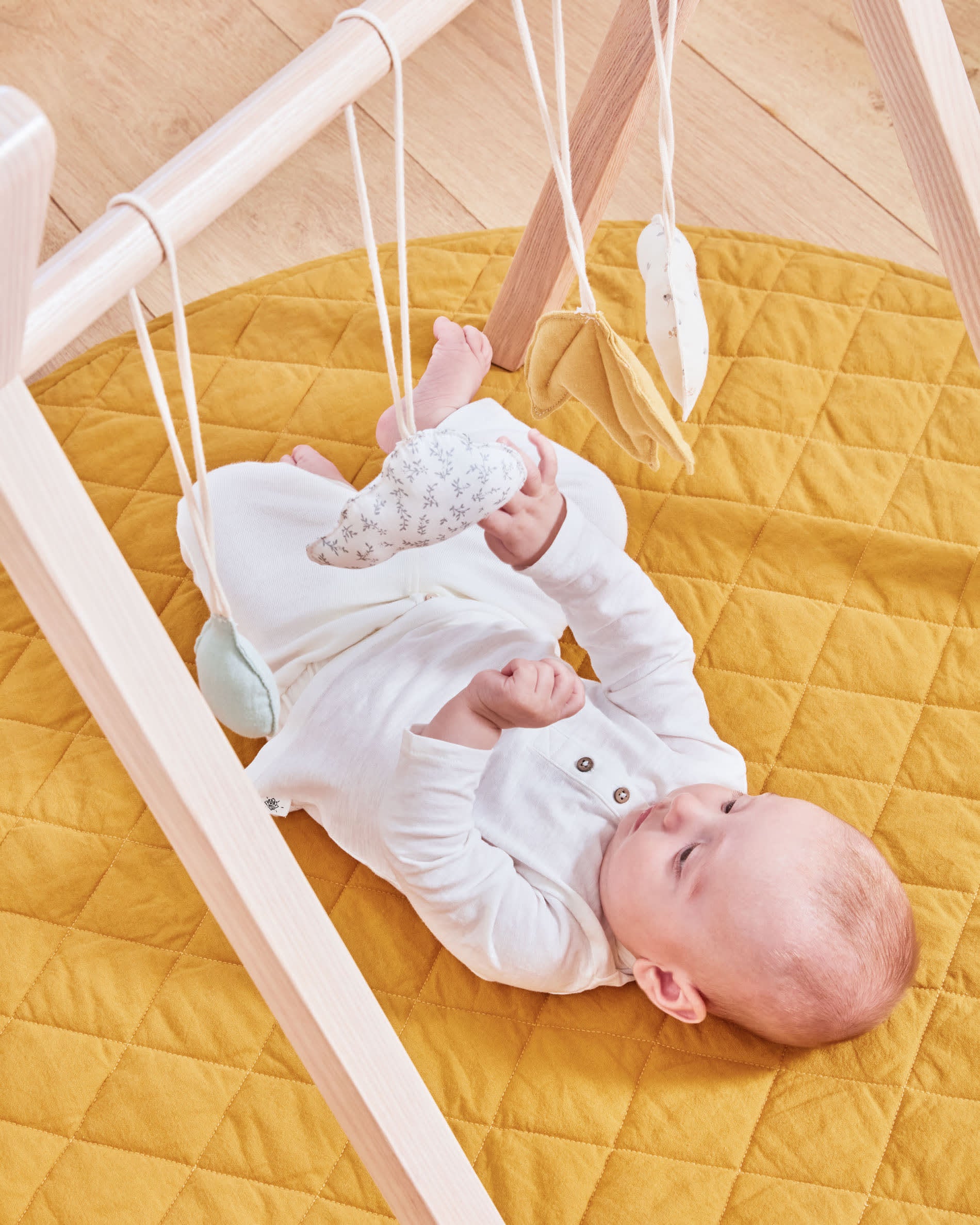 Entdecken Sie den Babytrainer Tipi Maralis aus massivem Buchenholz – ein stilvolles und funktionales Spielzeug, das die motorischen Fähigkeiten Ihres Babys fördert.