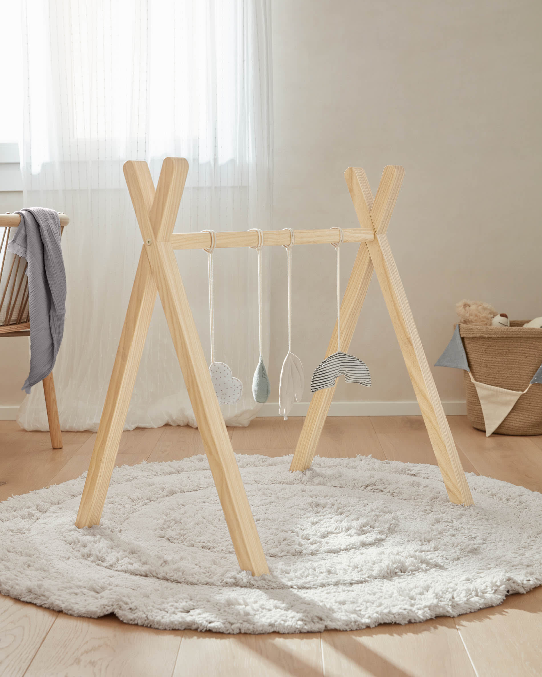 Babytrainer Tipi Maralis aus Buchenholz, nachhaltig und robust, perfekt für Babys, stilvolles Design von Kave Home.