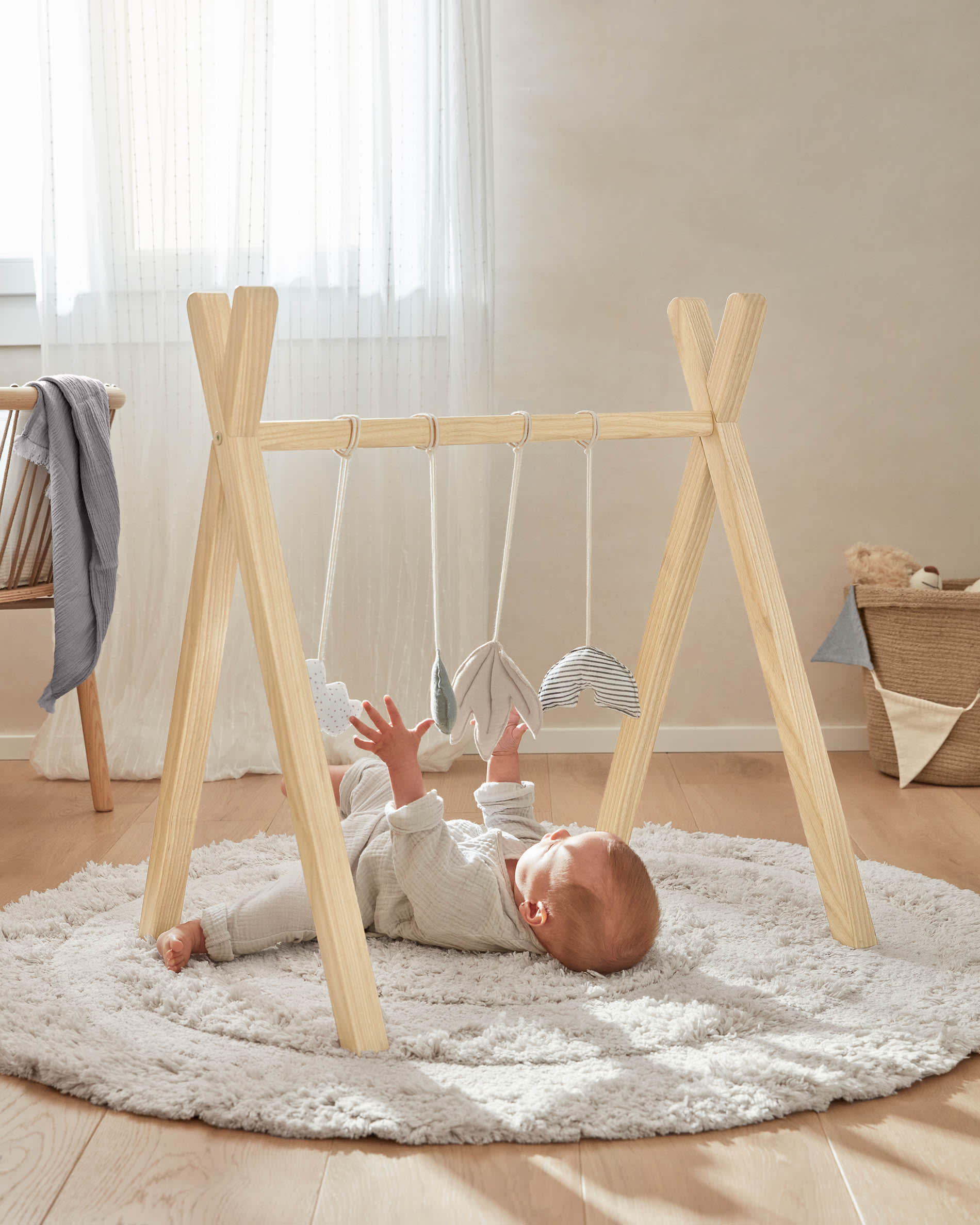 Babytrainer Tipi Maralis aus massivem Buchenholz, nachhaltig, robust und stilvoll, ideal für Babys, von Kave Home.