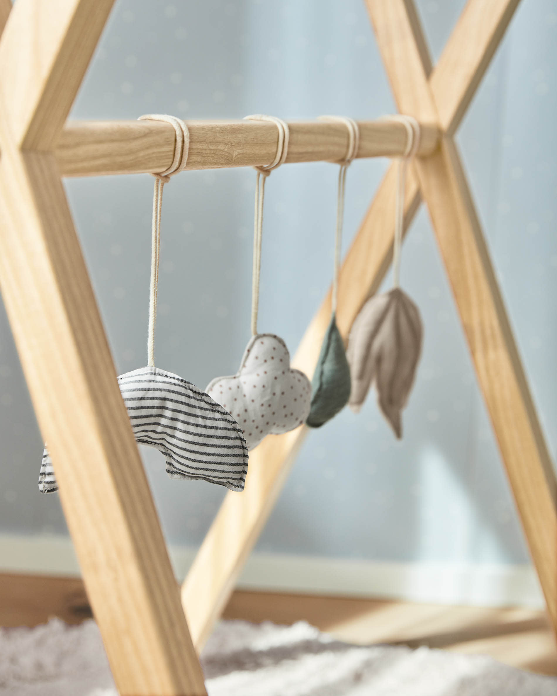 Babytrainer Tipi Maralis aus massivem Buchenholz, nachhaltig, robust, fördert Babys Entwicklung, stilvolles Design von Kave Home.