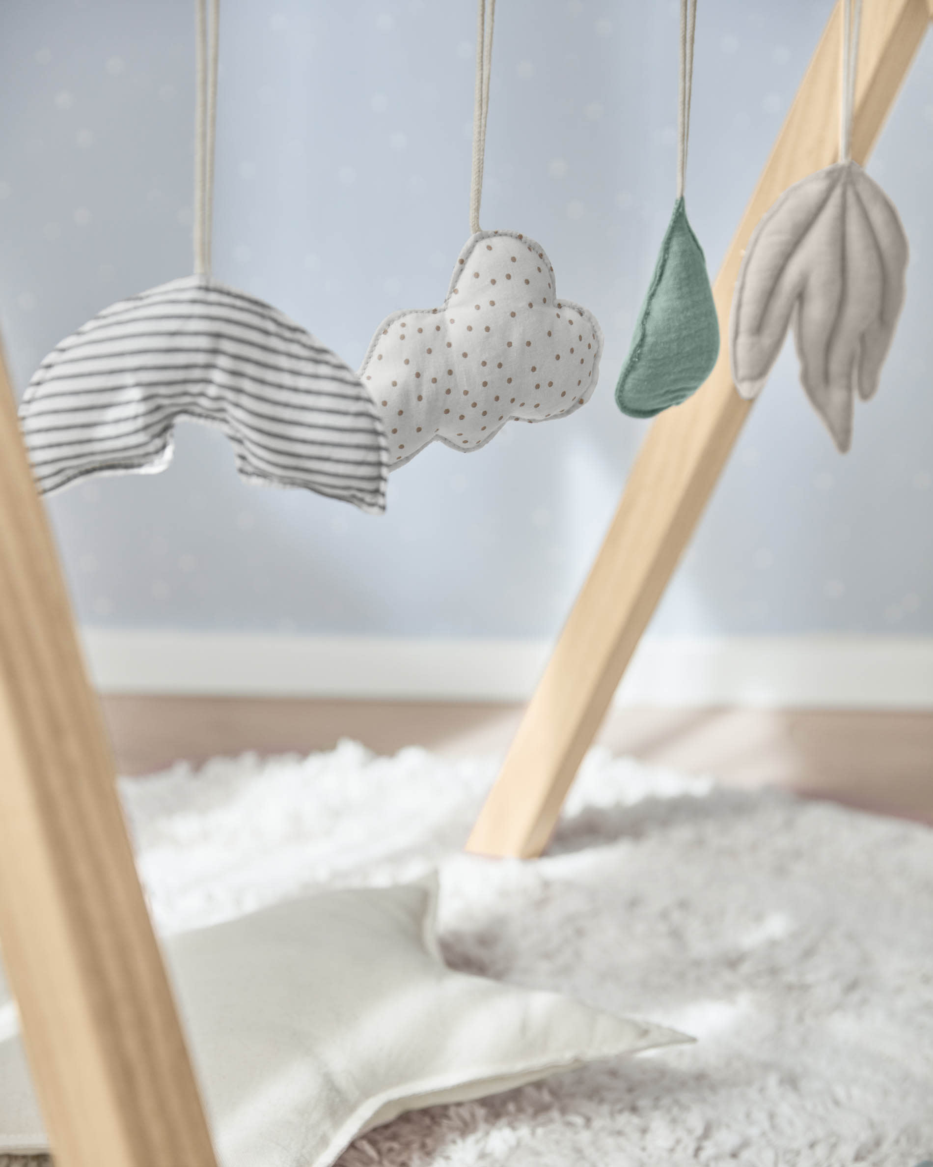 Babytrainer Tipi Maralis aus Buchenholz, robust und nachhaltig, fördert Babys Entwicklung mit stilvollem Design von Kave Home.