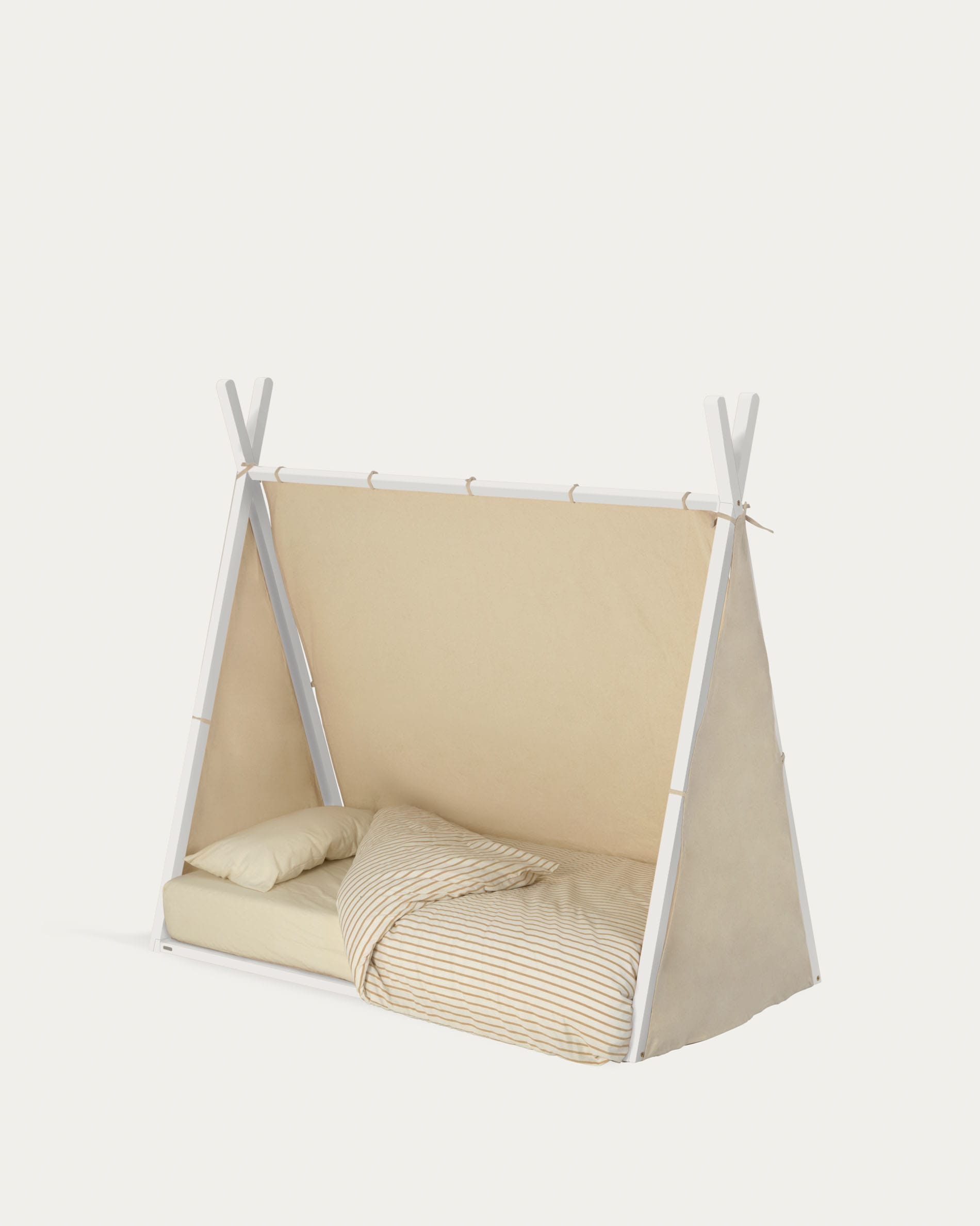 Das Maralis Tipi-Bett aus robuster Buche mit elegantem Weiss-Finish schafft eine einladende und sichere Schlafumgebung für kleine Abenteurer.