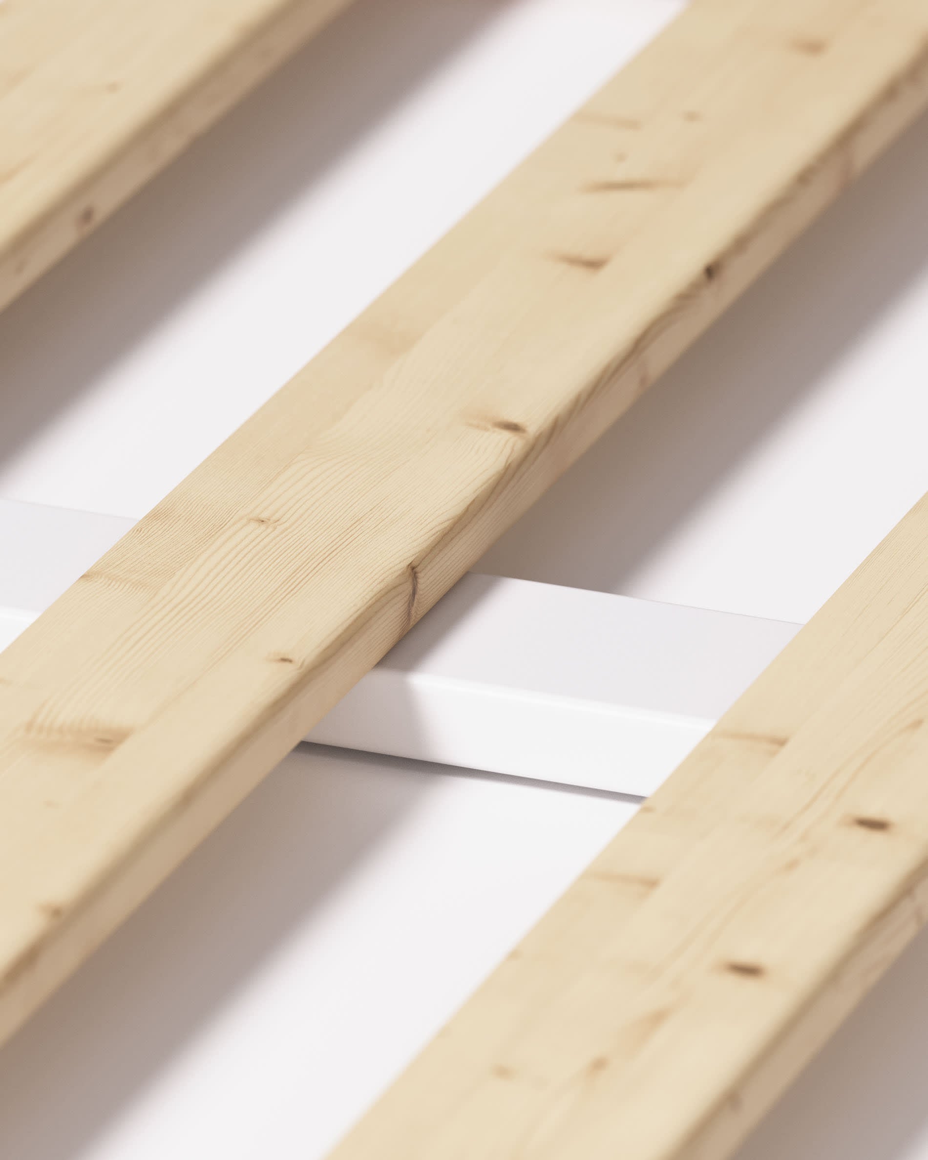 Das Maralis Tipi-Bett aus massiver Buche mit weißem Finish vereint Sicherheit und modernes Design. Ideal für Kleinkinder und kreative Spielräume.