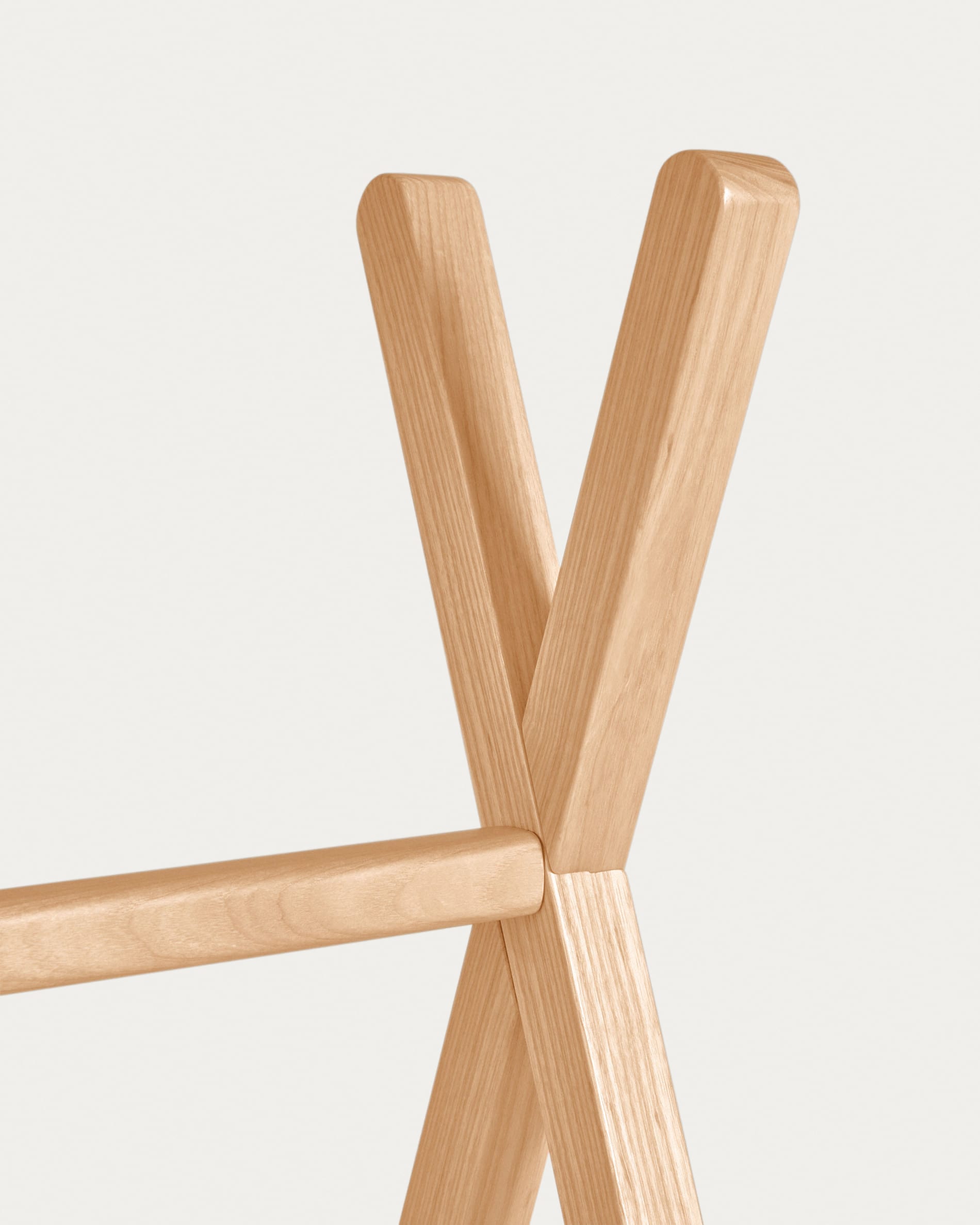 Das Maralis Tipi-Bett aus massiver Buche bietet Ihrem Kind einen sicheren, kreativen Schlafplatz. Ideal für fantasievolle Träume und Abenteuer!