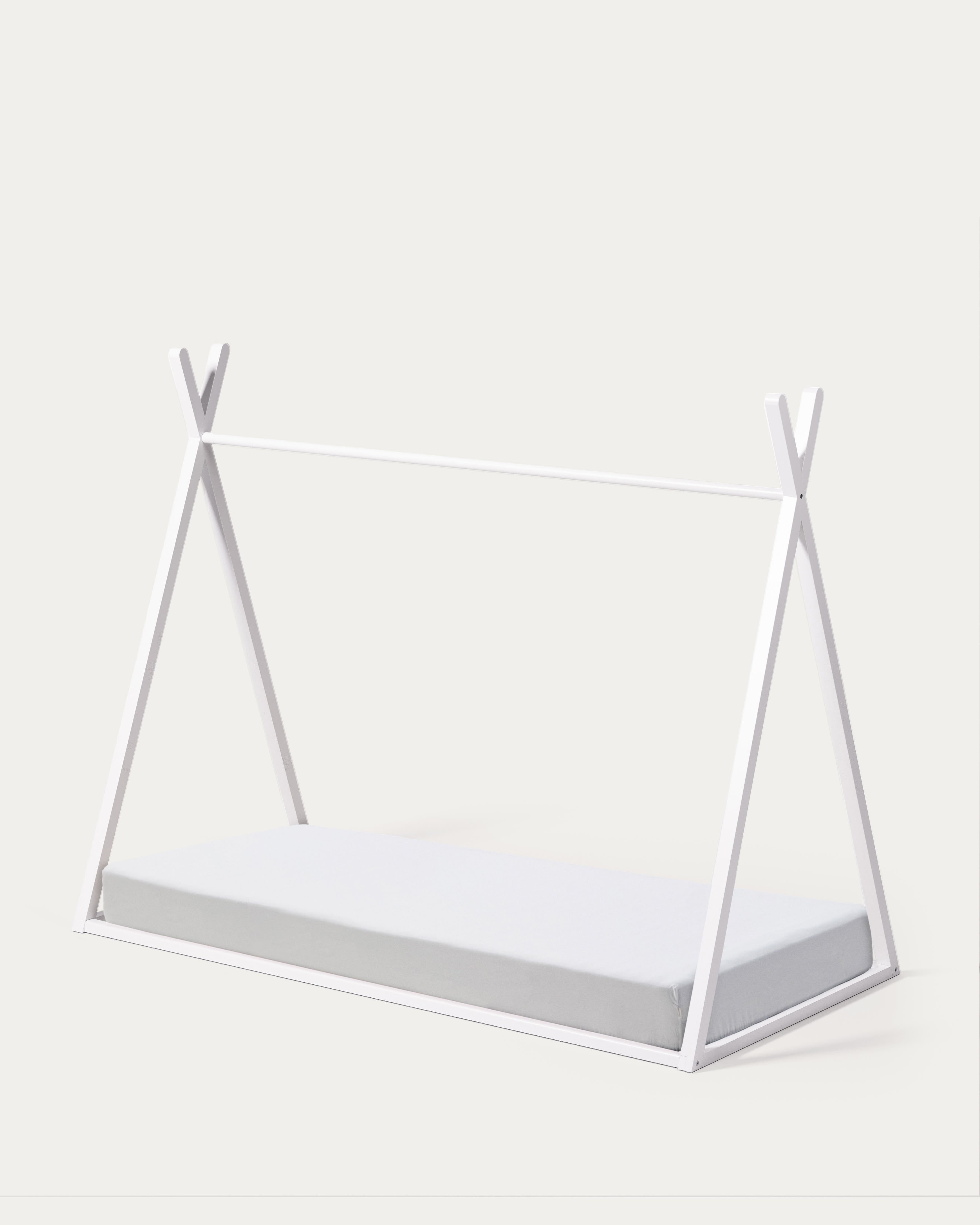 Maralis Tipi-Bett aus massiver Buche, weiss lackiert, für 90x190 cm Matratzen, ideal für ein stilvolles Kinderzimmer.