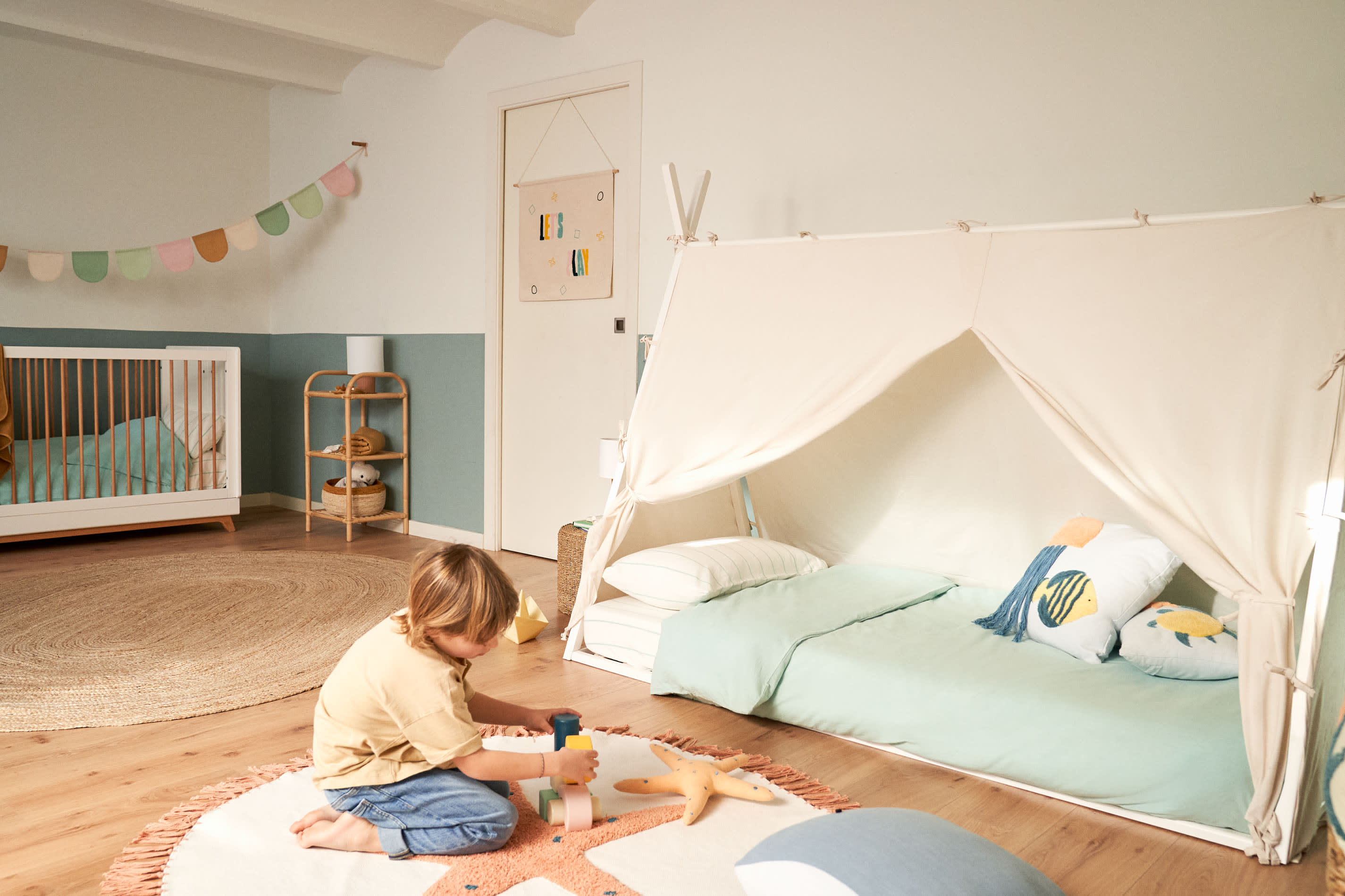 Einzigartiges Tipi-Bett aus massiver Buche, inspiriert von Abenteuern, mit weissem Finish für kreative Kinderträume.