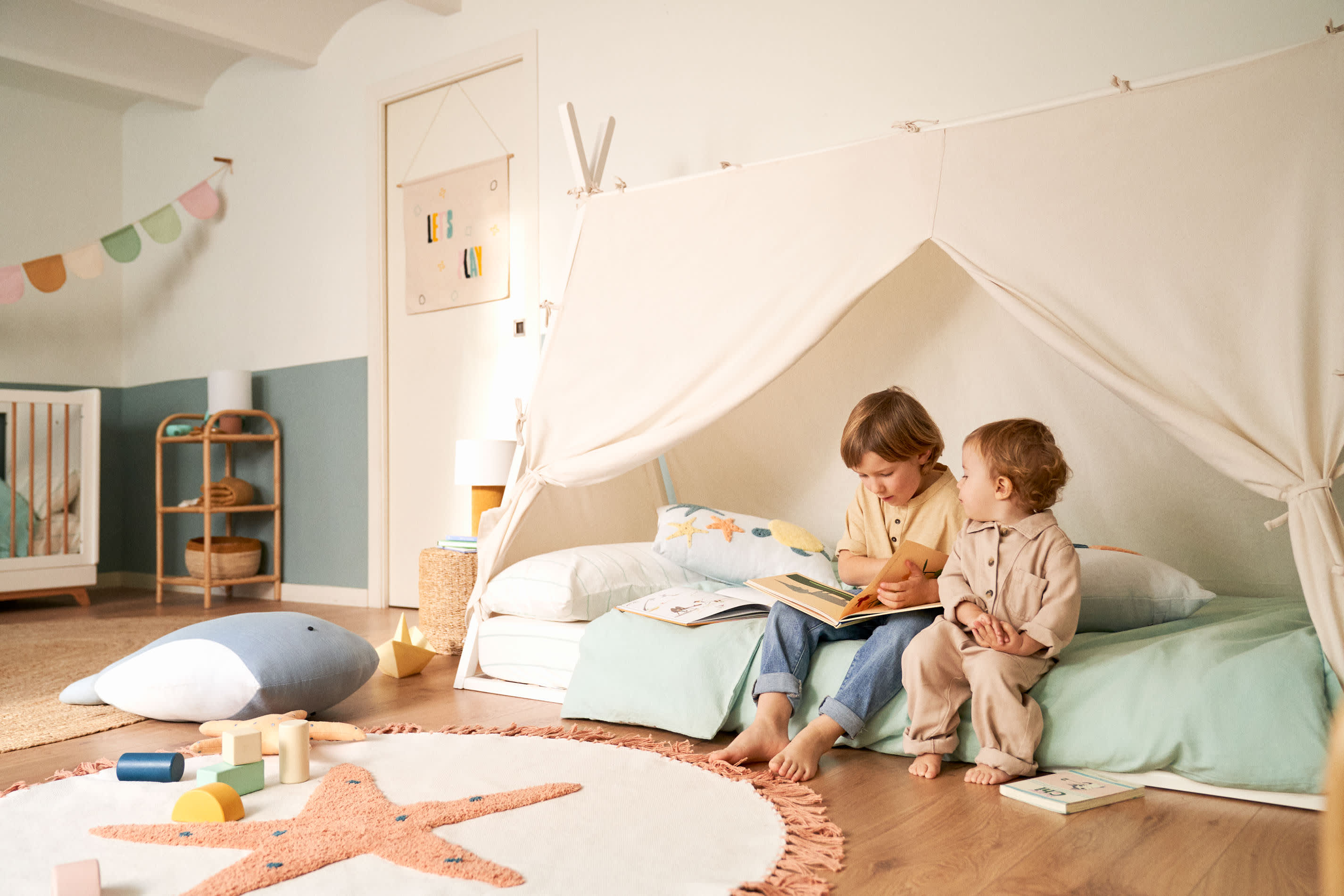 Robustes Maralis Tipi-Bett aus massiver Buche mit modernem, weissem Finish. Ideal für kreative Kinder, fördert Selbstständigkeit und Spielspaß.