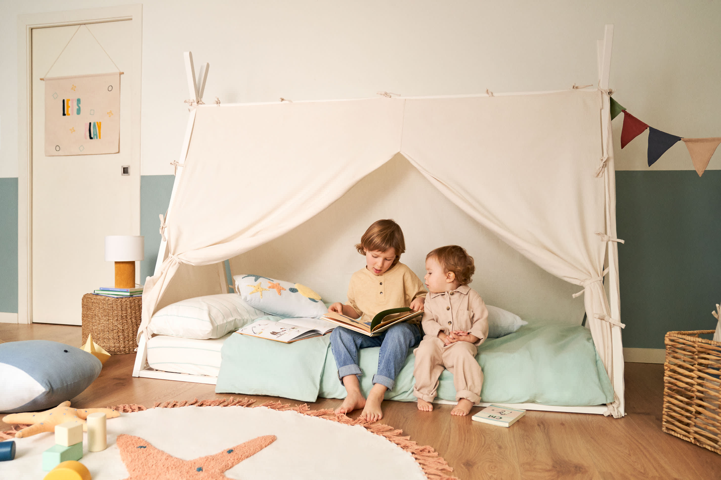 Tipi-Bett aus massiver Buche mit weissem Finish, passend für 90x190 cm Matratzen, ideal für Kinderzimmer, von Kave Home.