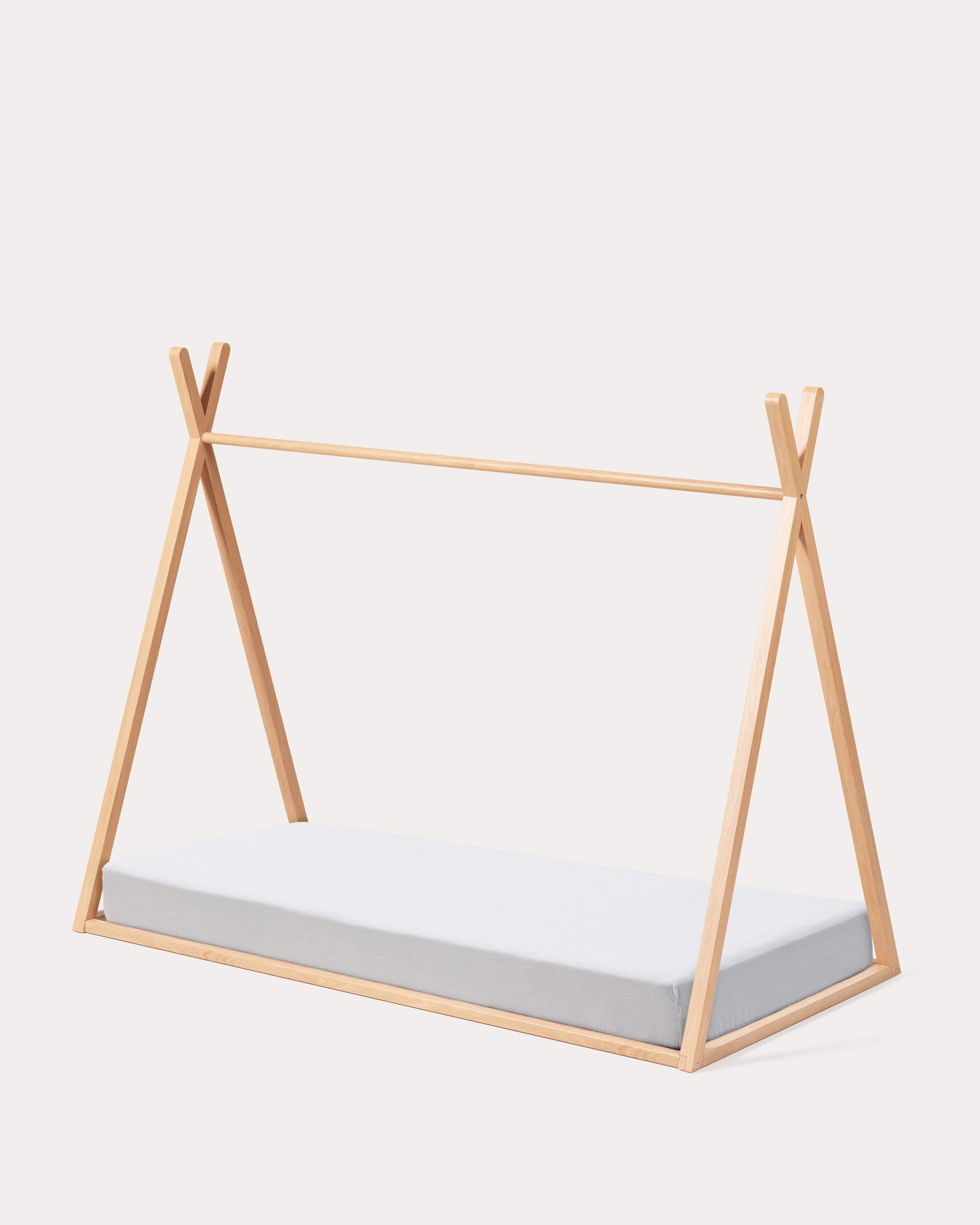 Maralis Tipi-Bett aus massiver Buche, naturbelassen, passend für 90x190 cm Matratzen. Perfekt für ein modernes Kinderzimmer.