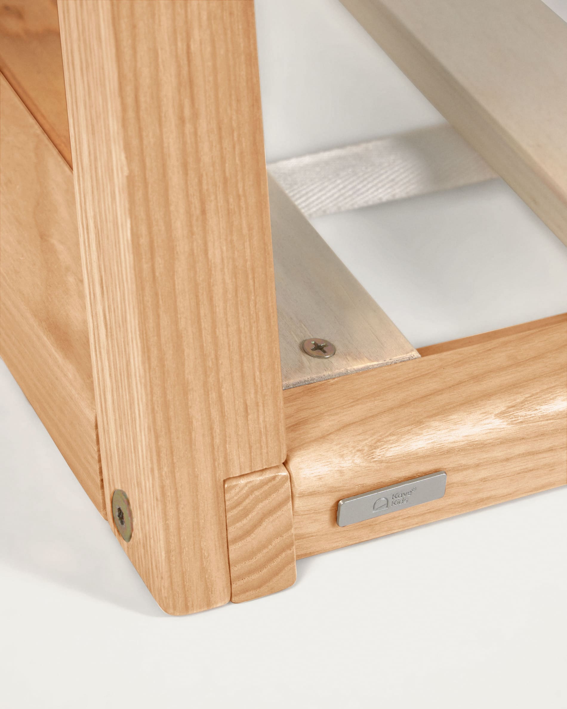 Entdecken Sie das Maralis Tipi-Bett aus massivem Buchenholz mit natürlichem Finish. Ideal für kreative Kinderzimmer und Matratzen 90 x 190 cm.