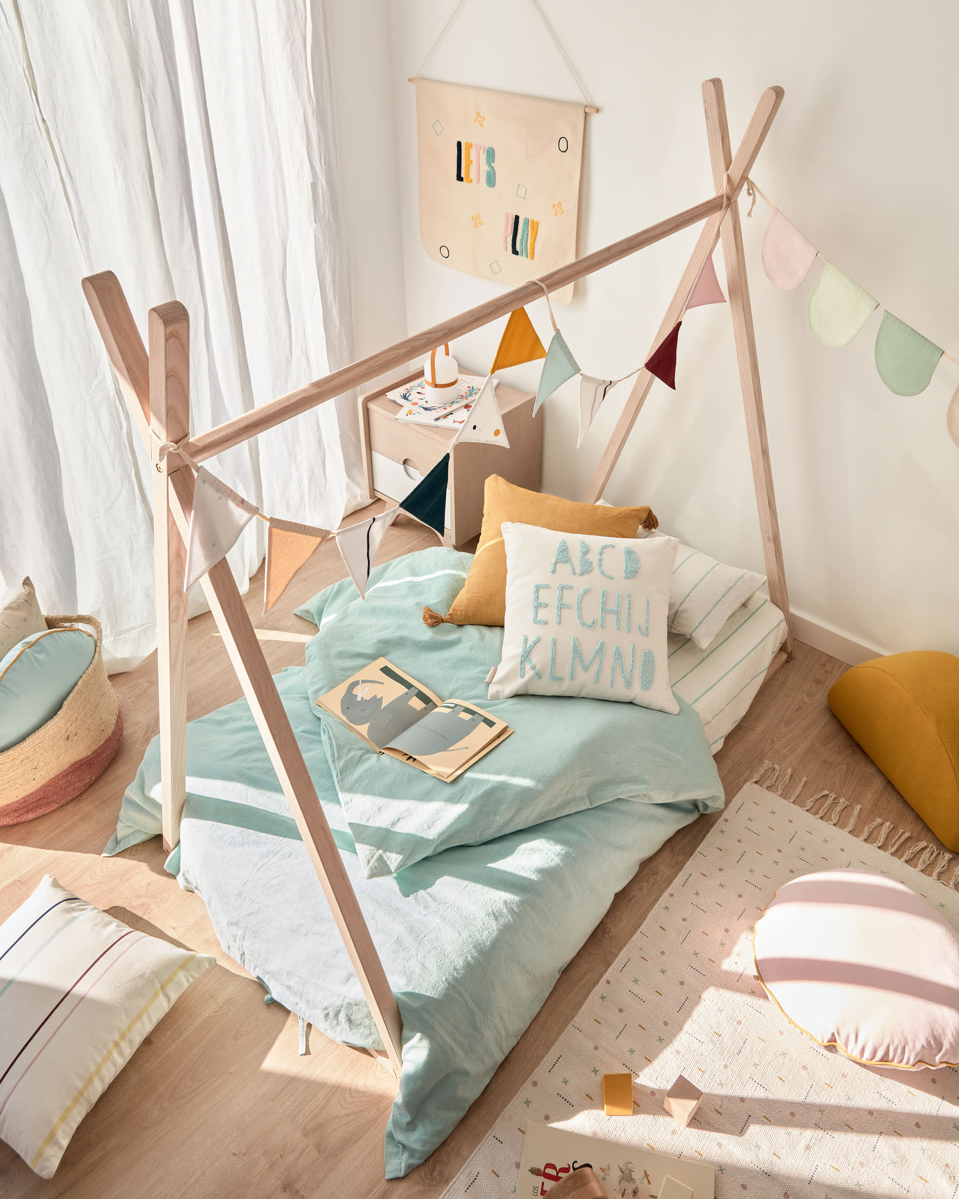 Entdecken Sie das Maralis Tipi-Bett aus massiver Buche – ein kreativer Rückzugsort für Kinder, der Sicherheit und Stil vereint.