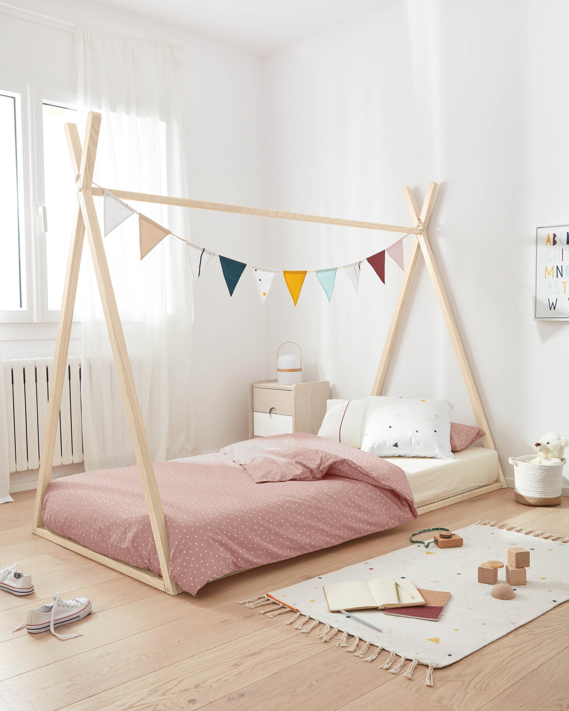Das Maralis Tipi-Bett aus massiver Buche bietet Kindern einen sicheren, stilvollen Schlafplatz und regt die Fantasie zum Spielen an.