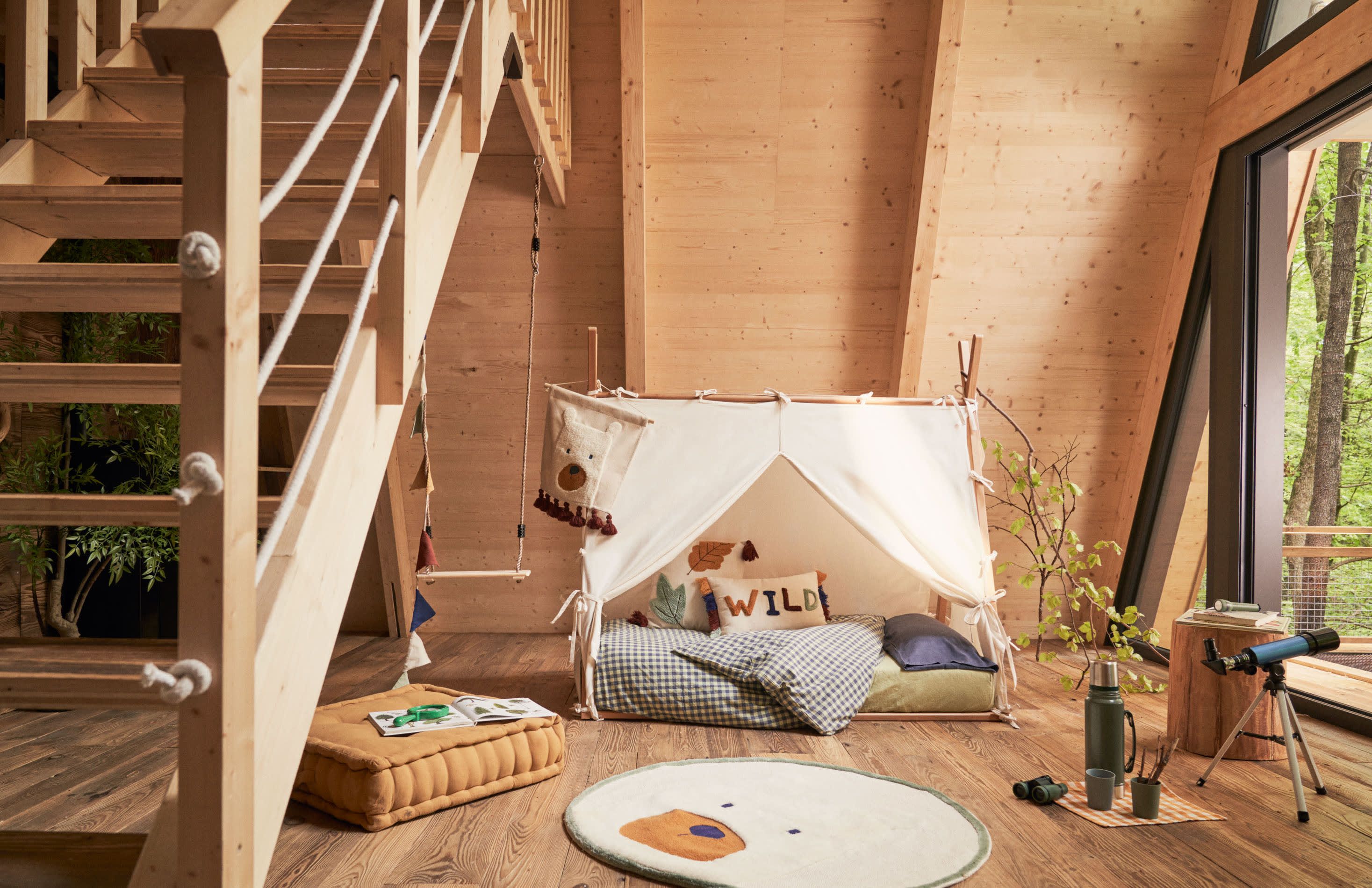 Entdecken Sie das Maralis Tipi-Bett aus massiver Buche – ein kreativer Rückzugsort für Kinder, der Sicherheit und Stil vereint.