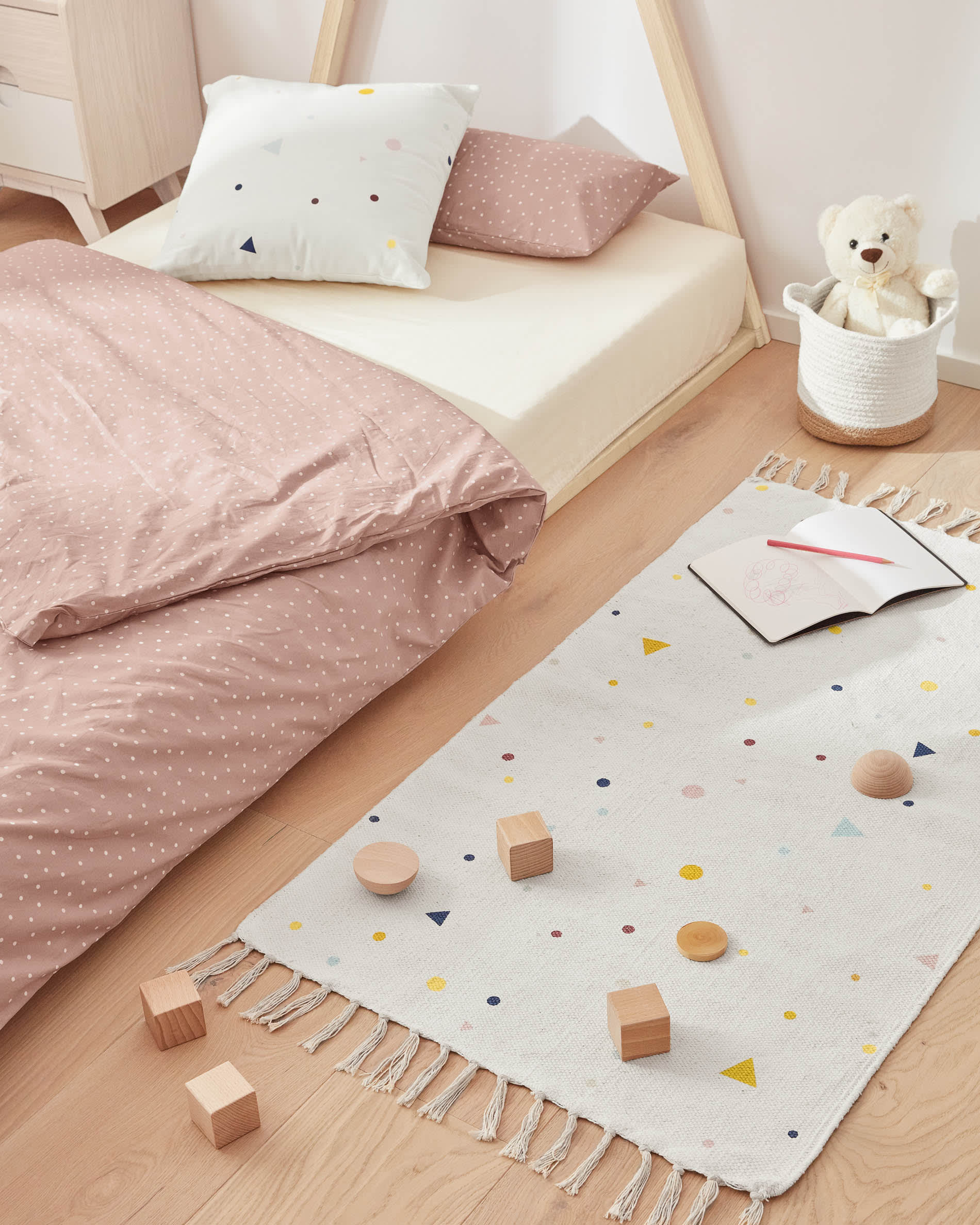 Tipi-Bett Maralis aus massiver Buche, natürliches Finish, für 90x190 cm Matratzen, ideal für stilvolle Kinderzimmer.