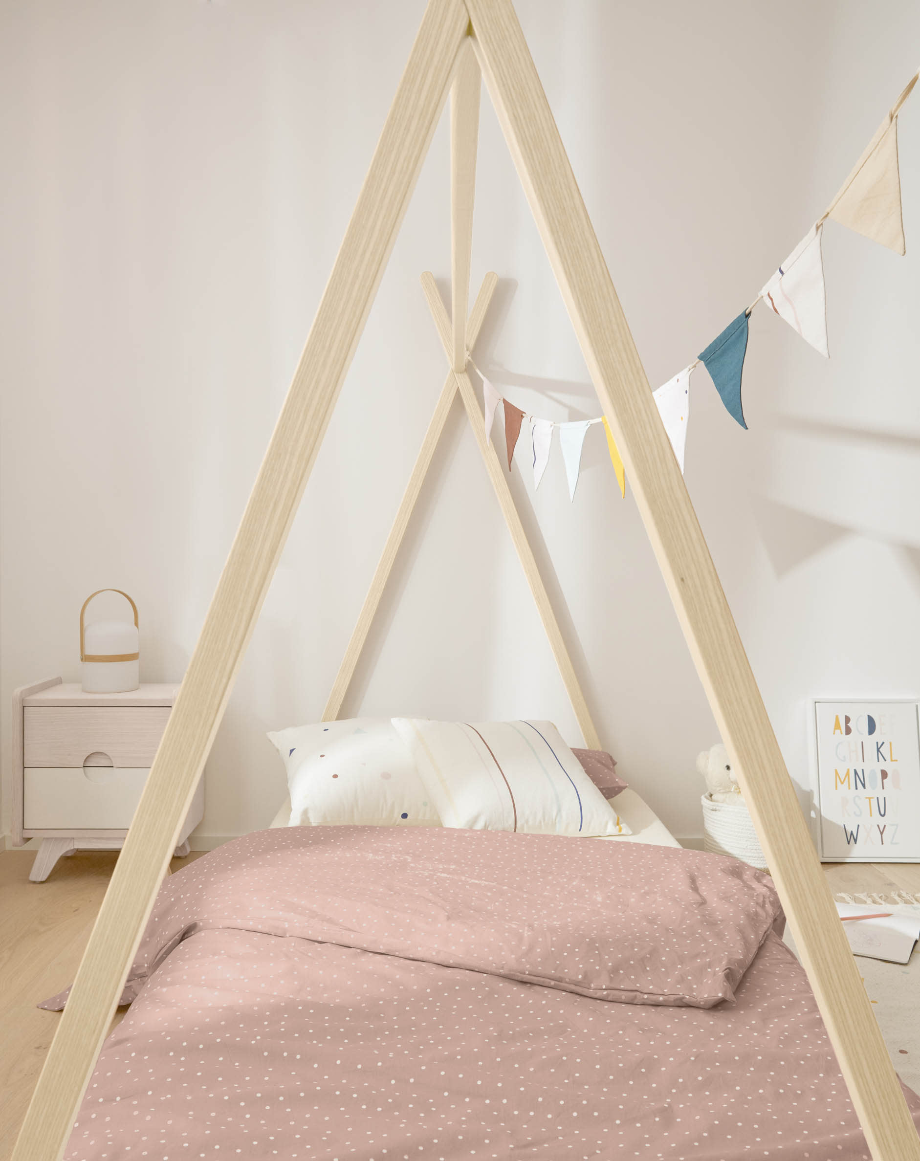 Tipi-Bett Maralis aus massiver Buche, naturbelassen, passend für 90x190 cm Matratzen. Perfekt für ein modernes Kinderzimmer.