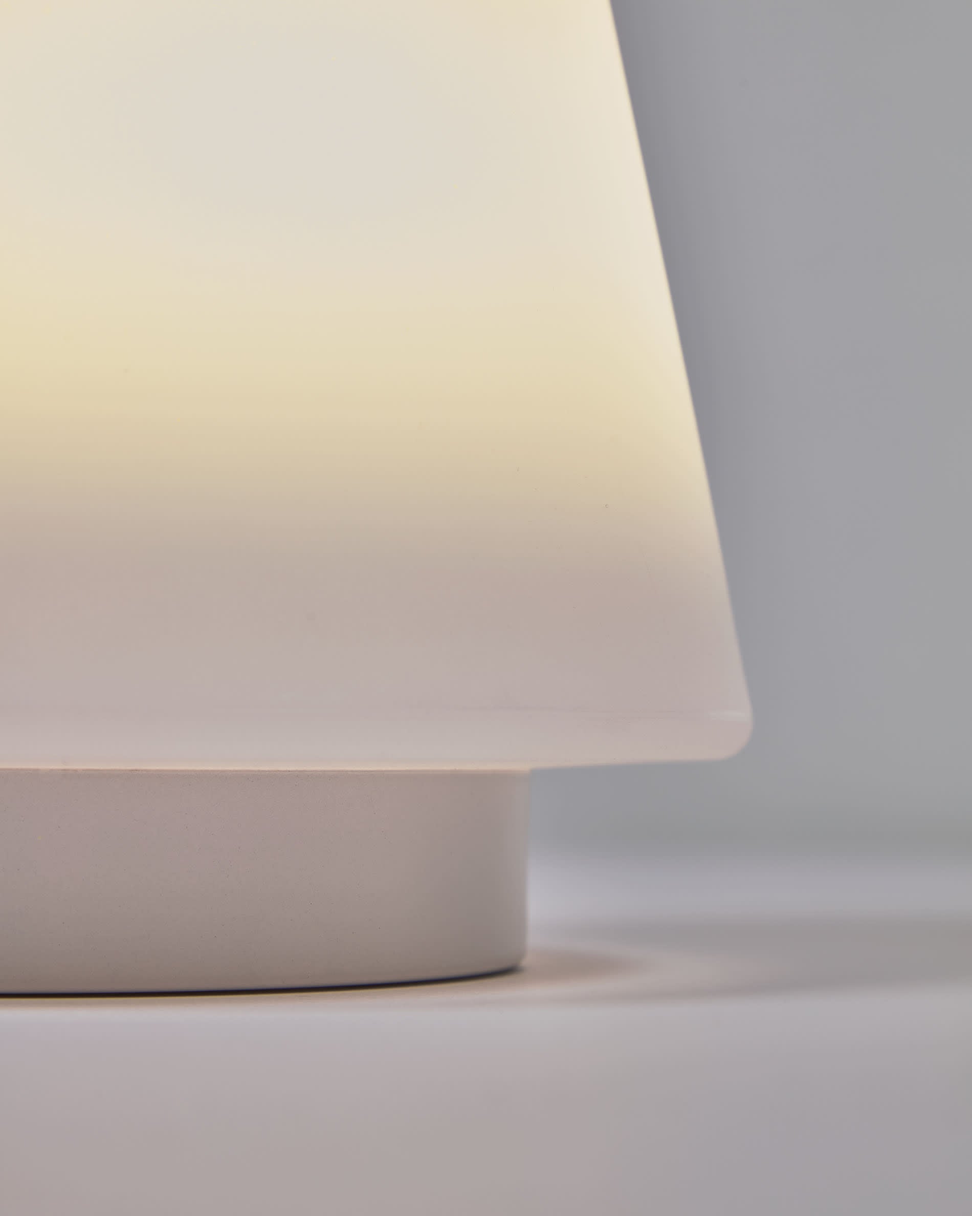 Elegante Udiya Tischlampe aus wetterfestem Polyethylen und Metall, ideal für stimmungsvolle Beleuchtung auf Balkon und Terrasse.