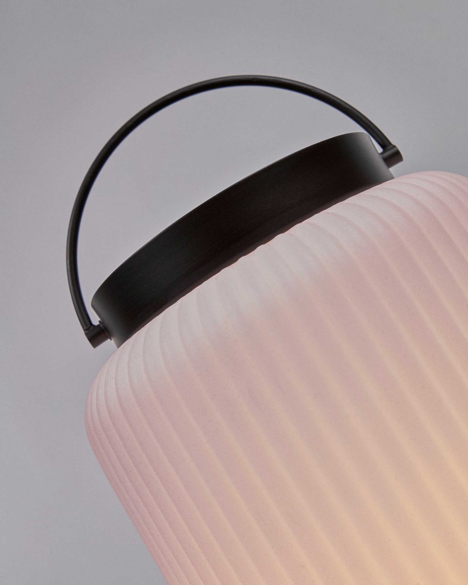 Die Verona Außen-Tischlampe von Kave Home vereint modernes Design und praktische Mobilität. Ideal für stilvolle Akzente im Innen- und Außenbereich.
