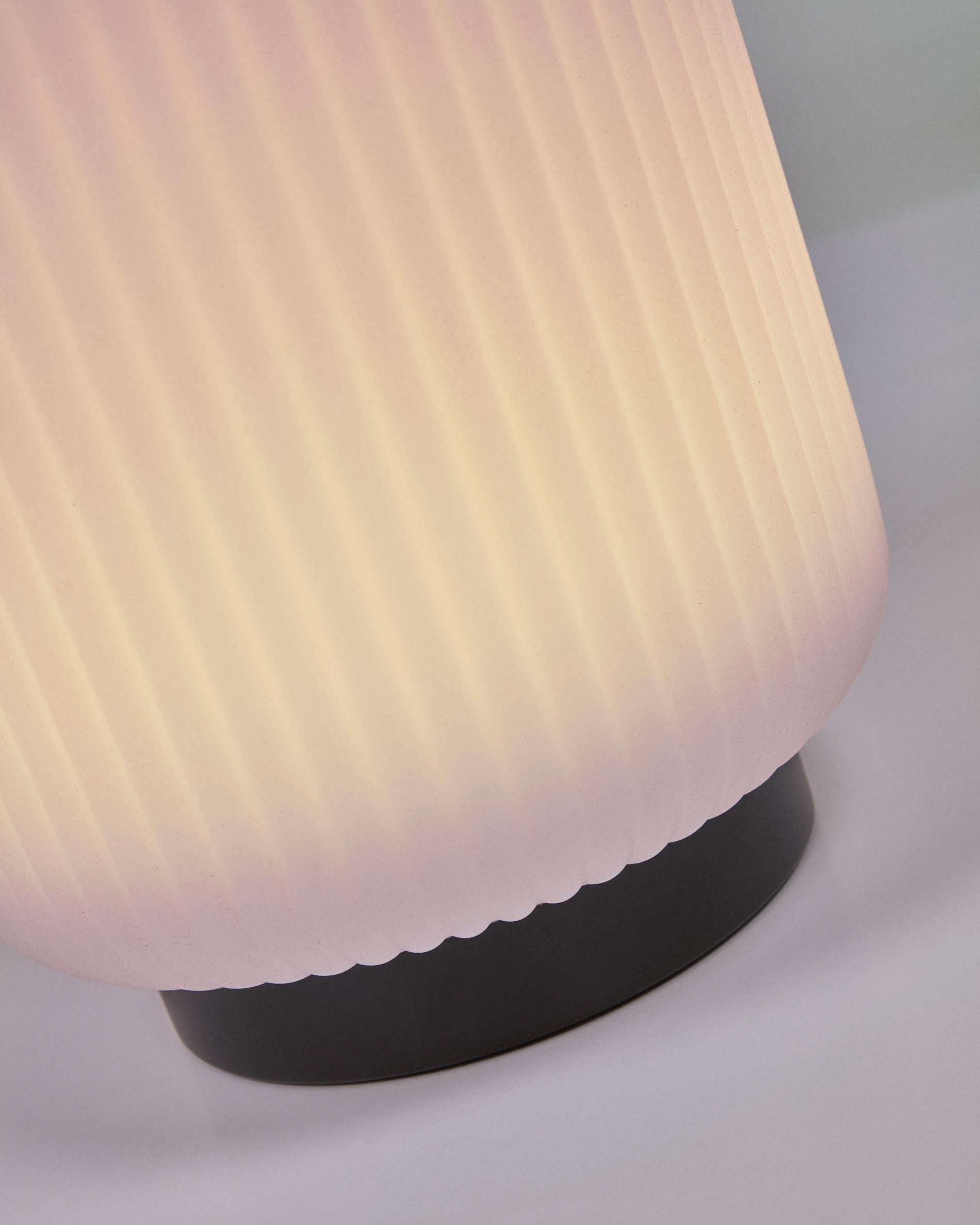 Die Verona Außen-Tischlampe von Kave Home kombiniert elegantes Design mit flexibler Nutzung. Perfekt für stimmungsvolle Beleuchtung drinnen und draußen.