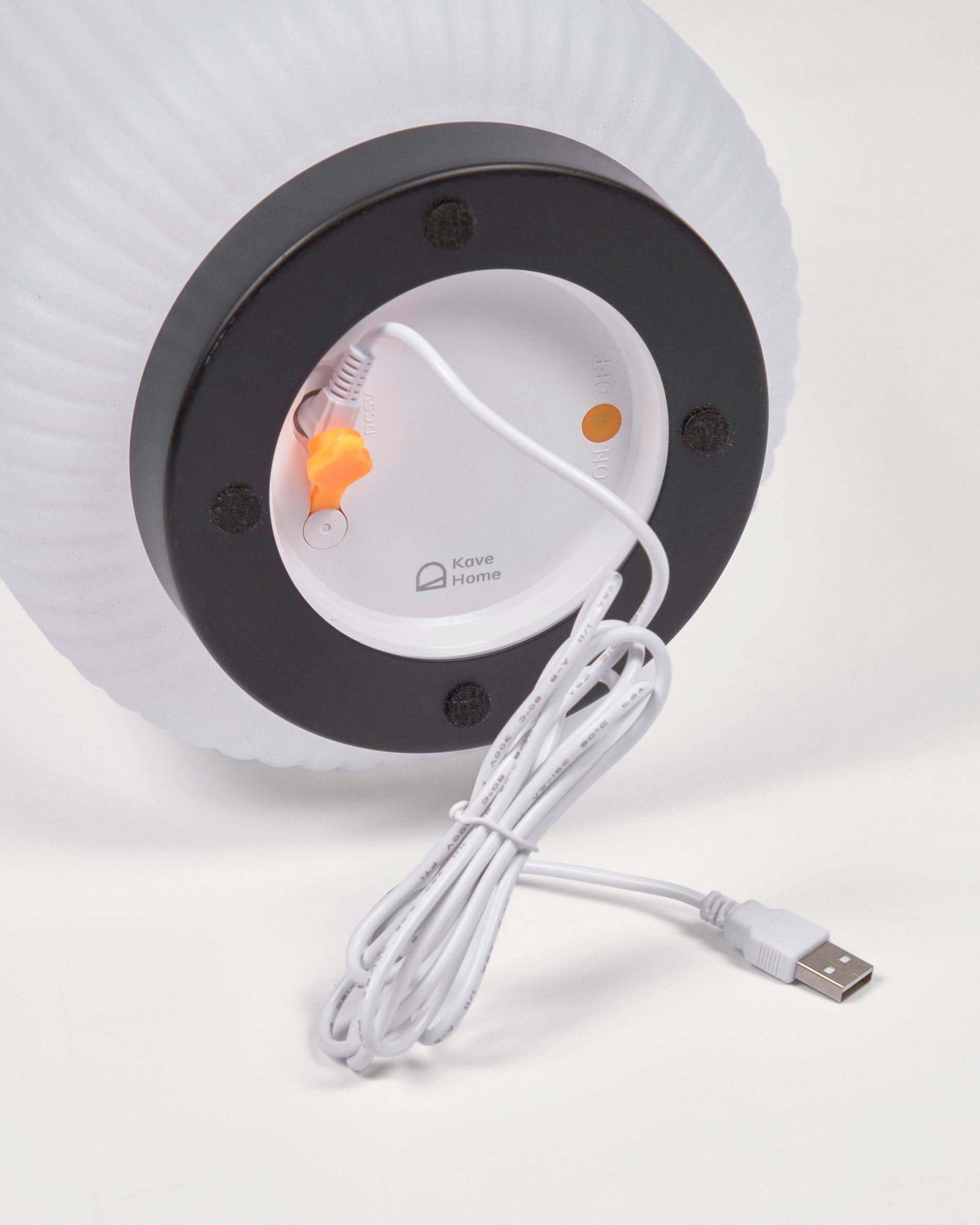 Die Verona Außen-Tischlampe von Kave Home vereint modernes Design und praktische Mobilität. Ideal für stilvolle Akzente im Innen- und Außenbereich.