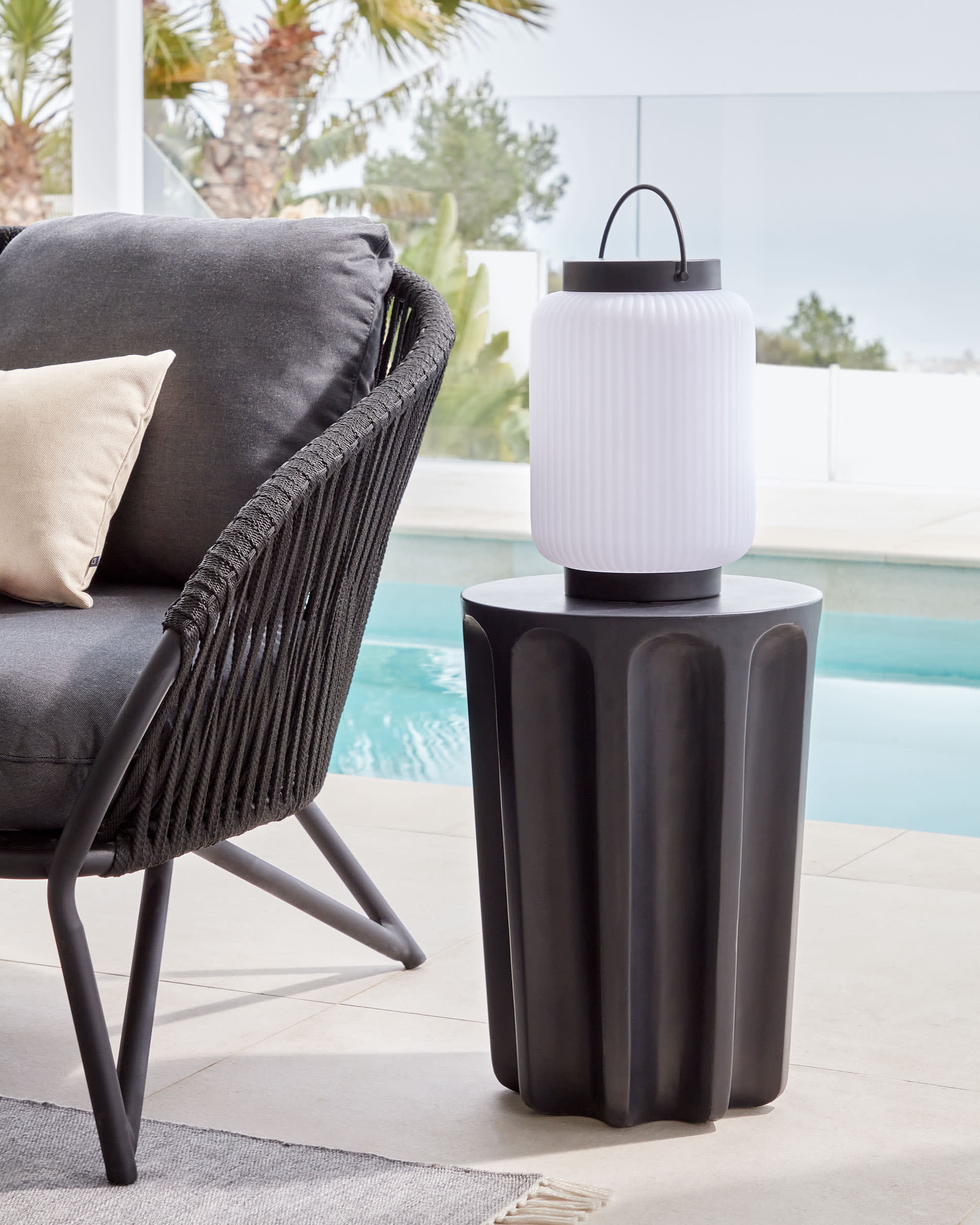 Die Verona Außen-Tischlampe aus Polyethylen und Metall mit schwarzem Finish von Kave Home vereint Eleganz und Funktionalität für jeden Außenbereich.