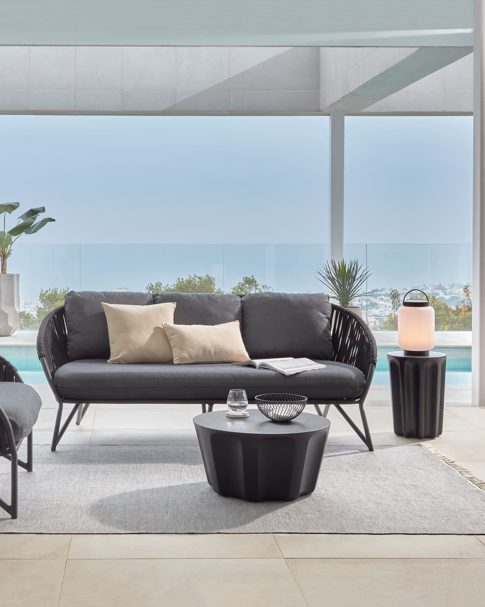 Die Verona Außen-Tischlampe von Kave Home kombiniert modernes Design aus Polyethylen und Metall mit einem stilvollen schwarzen Finish für jeden Außenbereich.