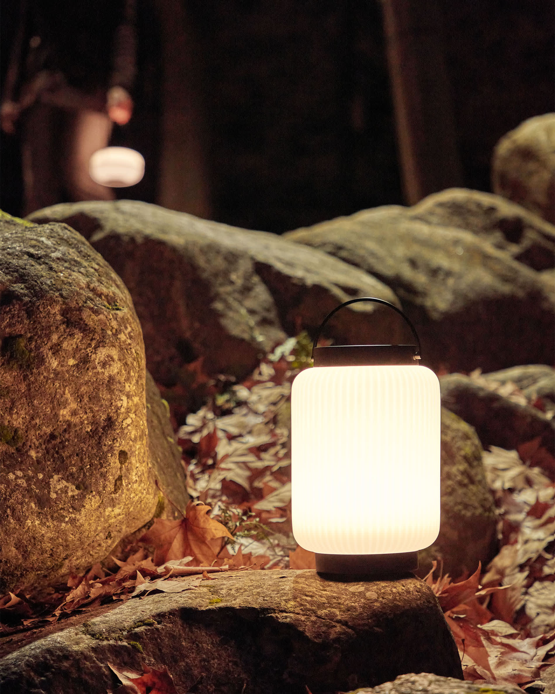 Die Verona Außen-Tischlampe von Kave Home kombiniert elegantes Design mit Flexibilität. Perfekt für jeden Raum, drinnen und draußen.