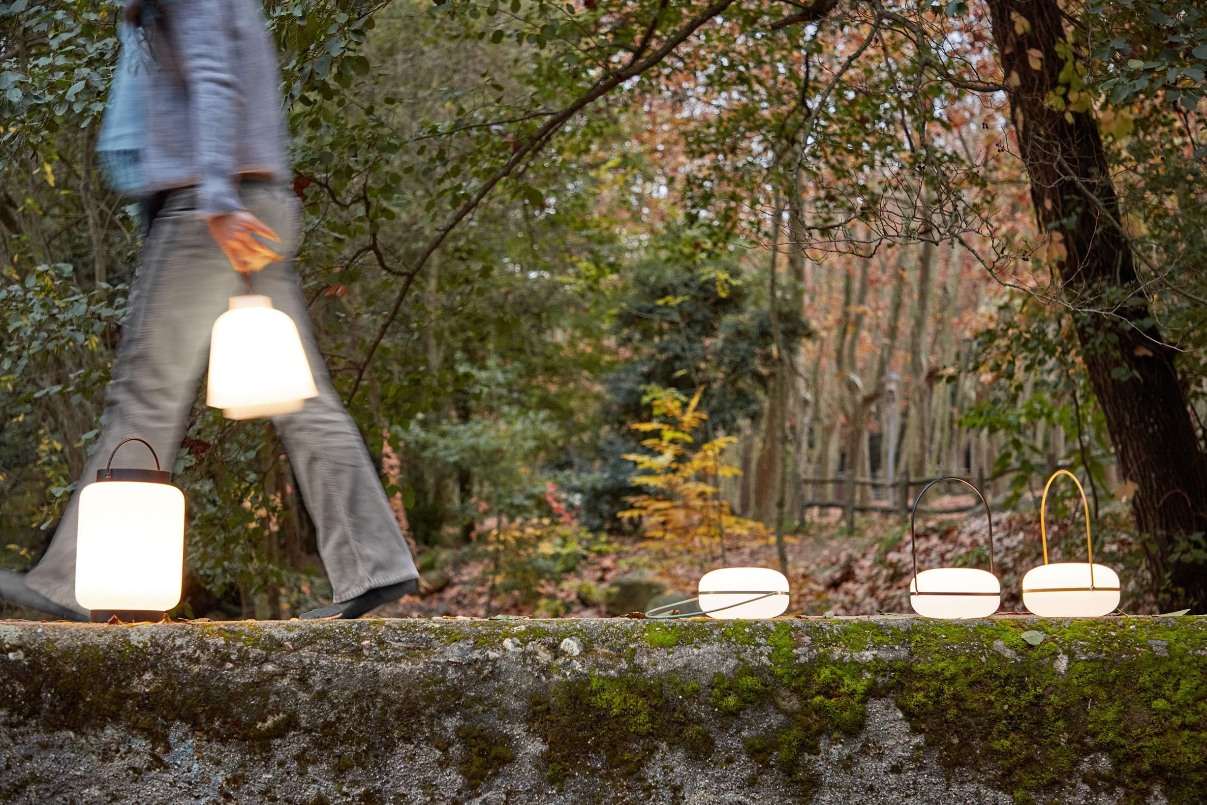 Die Verona Tischlampe kombiniert Polyethylen und schwarzes Metall für stilvolle Beleuchtung und modernes Ambiente in jedem Raum.