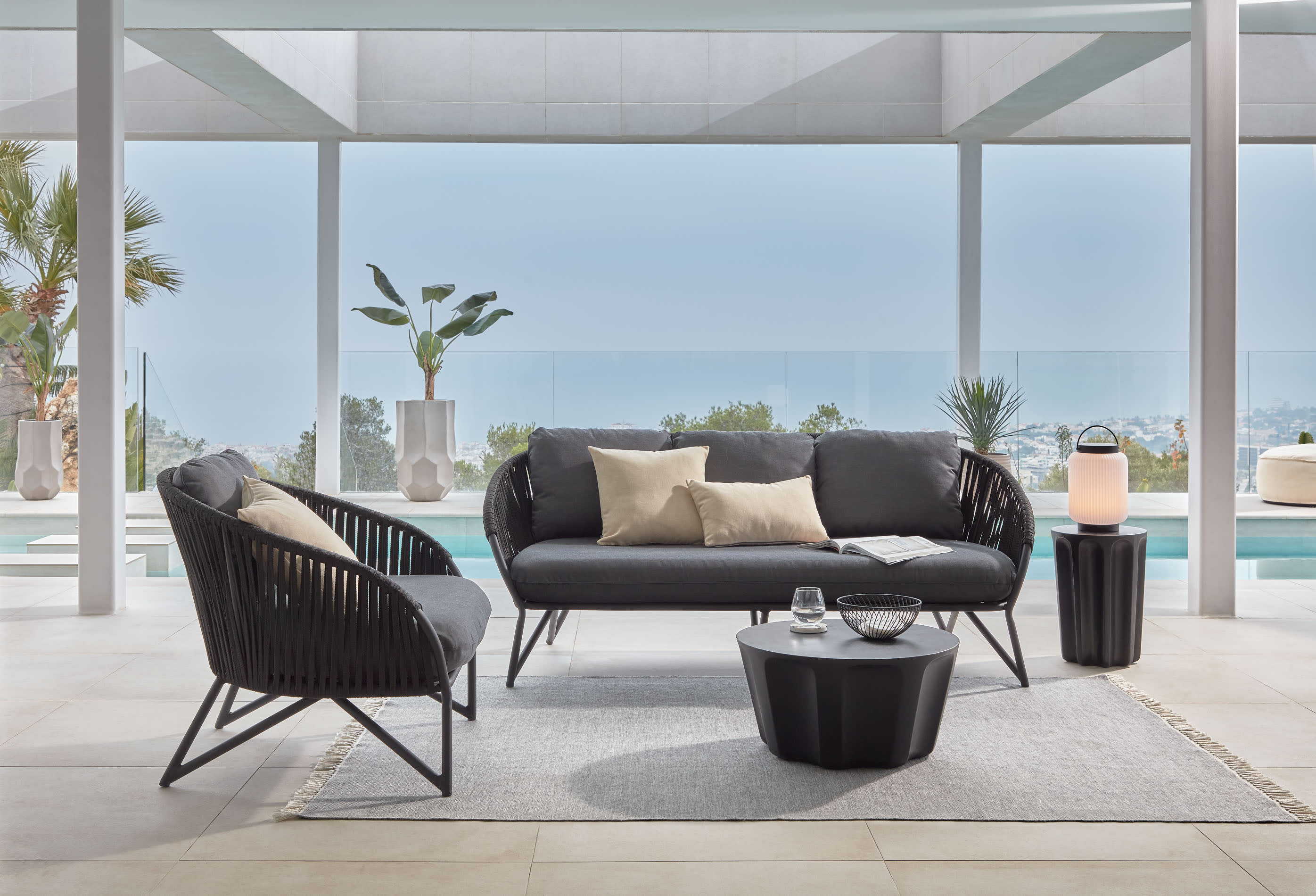 Die Verona Tischlampe kombiniert Polyethylen und schwarzes Metall für stilvolle Beleuchtung und modernes Ambiente in jedem Raum.