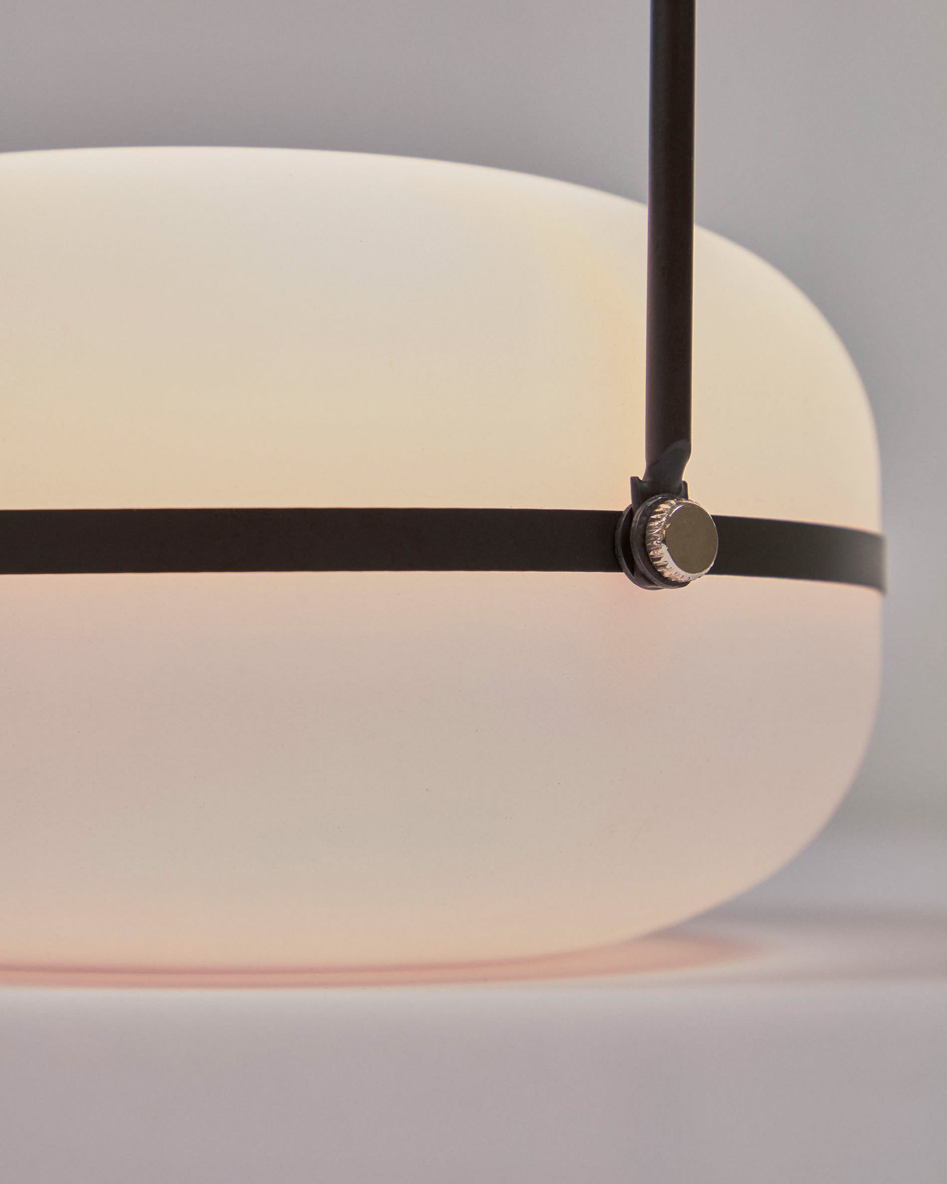 Die Tea Tischlampe von Kave Home vereint stilvolles Design und praktische Funktionalität. Ideal für drinnen und draußen, sorgt sie für eine einladende Atmosphäre.