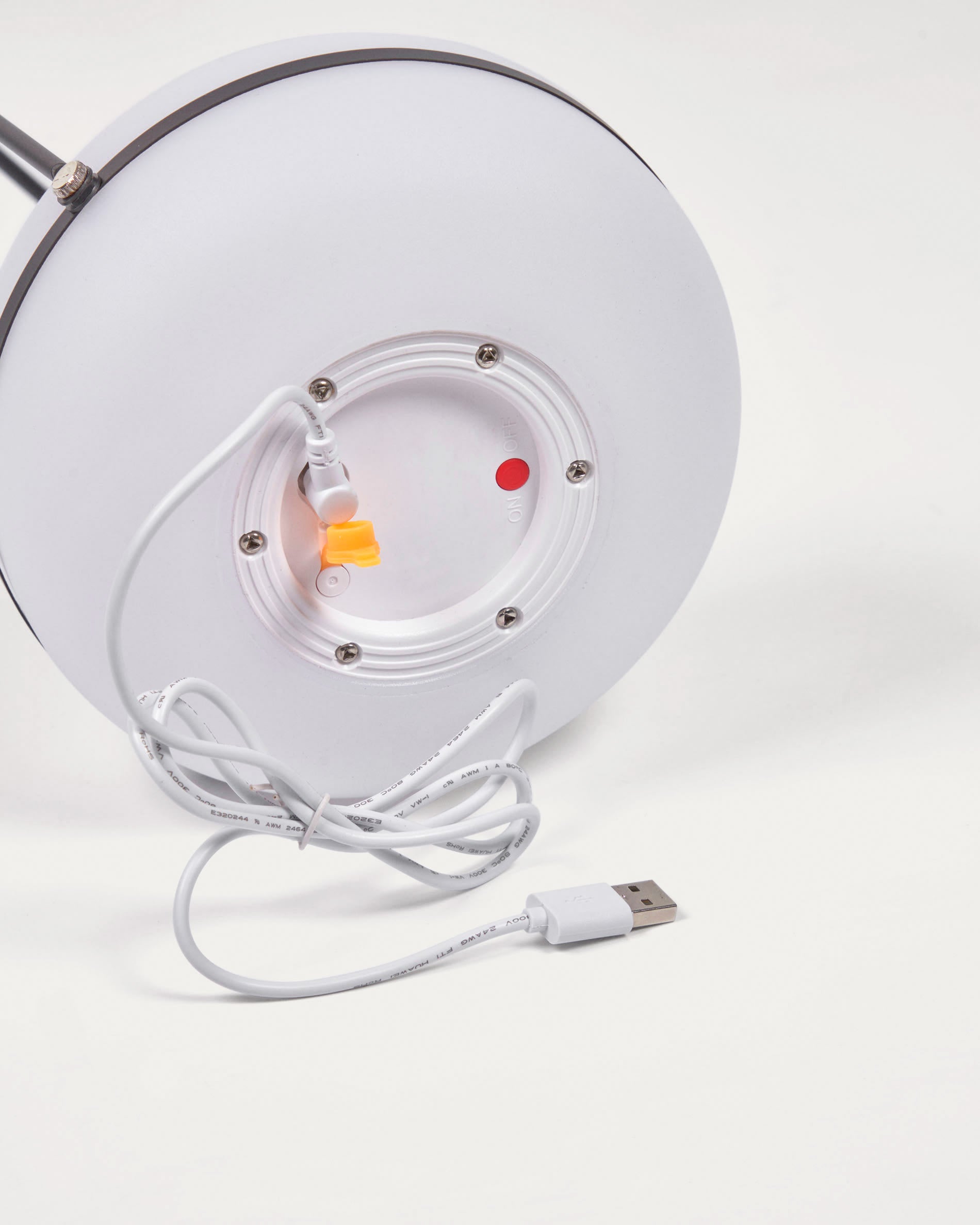 Die Tea Tischlampe von Kave Home vereint stilvolles Design und praktische Tragbarkeit. Ideal für Innen- und Außenbereiche.