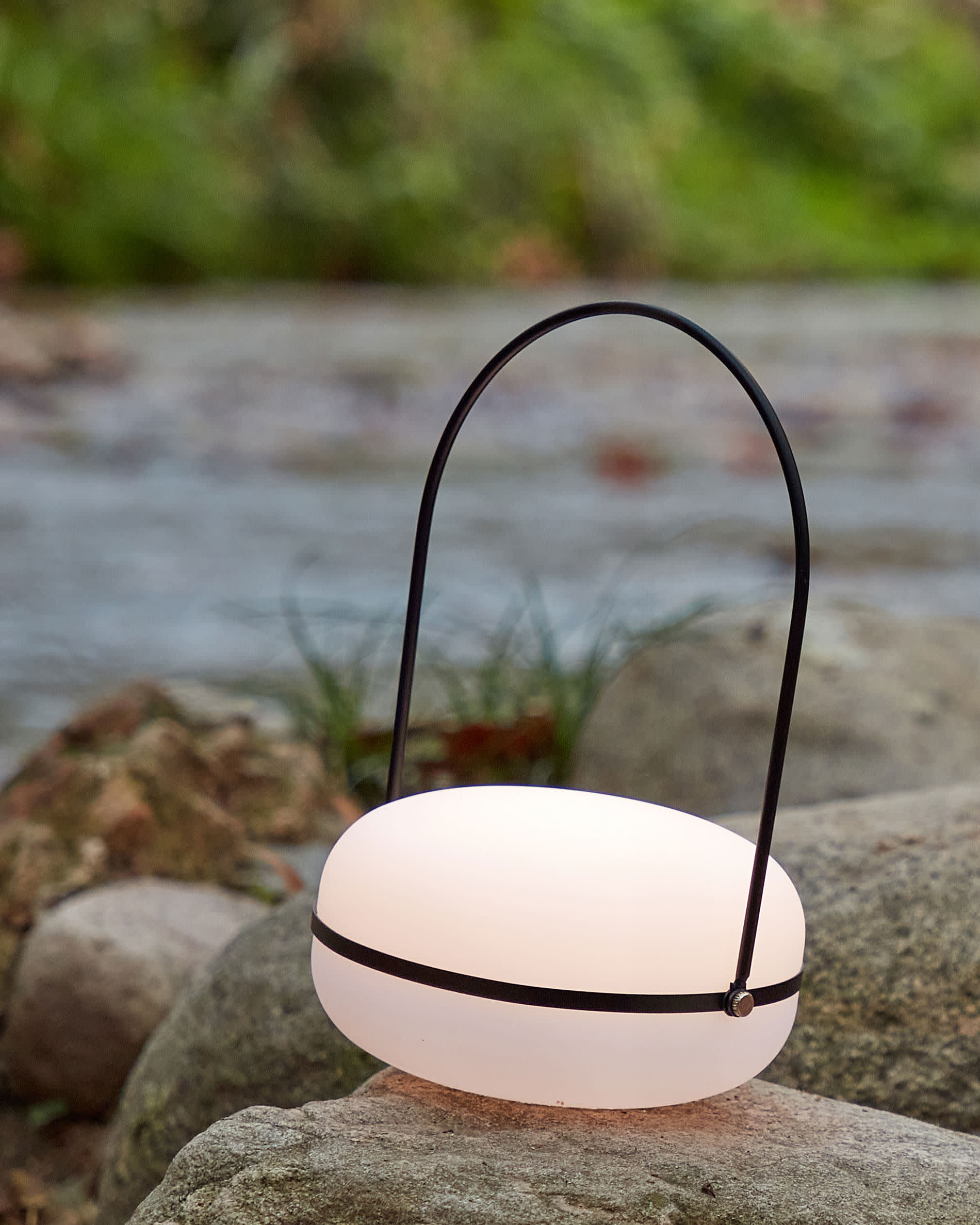 Die Tea Tischlampe von Kave Home kombiniert elegantes Design mit kabelloser Flexibilität, perfekt für stimmungsvolle Akzente in jedem Raum.