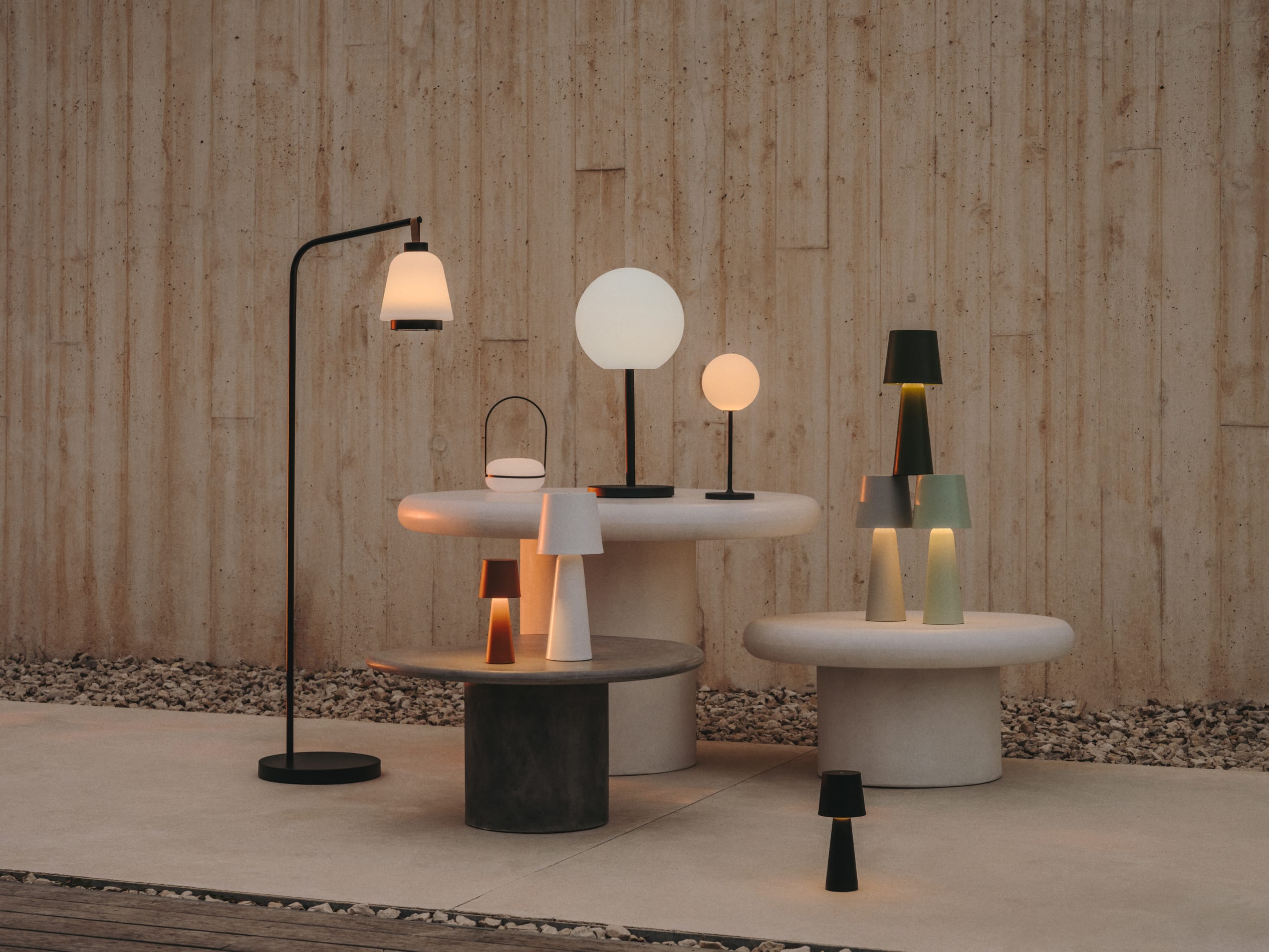 Die Tea Tischlampe von Kave Home kombiniert elegantes Design mit kabelloser Flexibilität, perfekt für stimmungsvolle Akzente in jedem Raum.